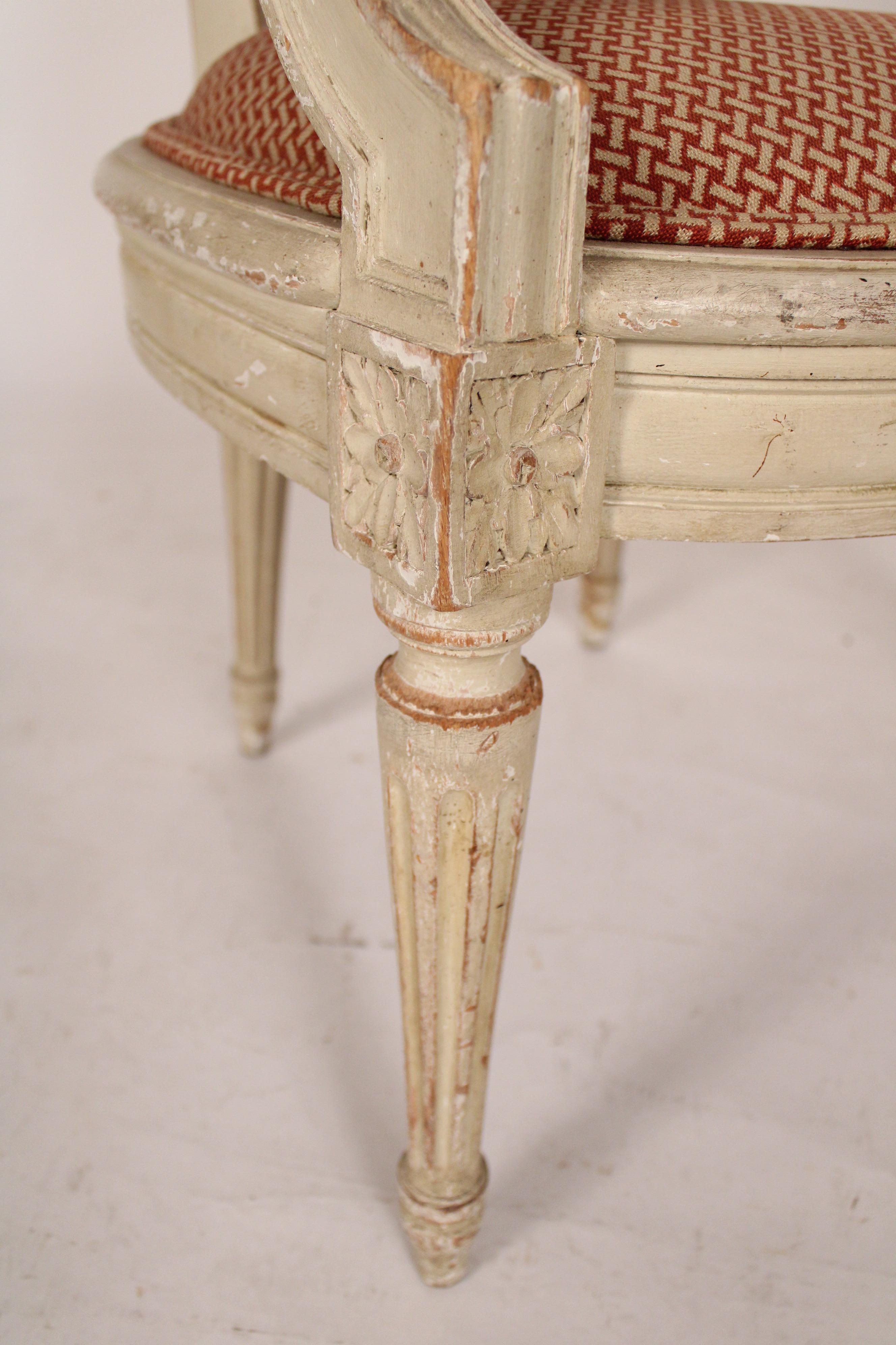 Paire de fauteuils peints de style Louis XVI 4