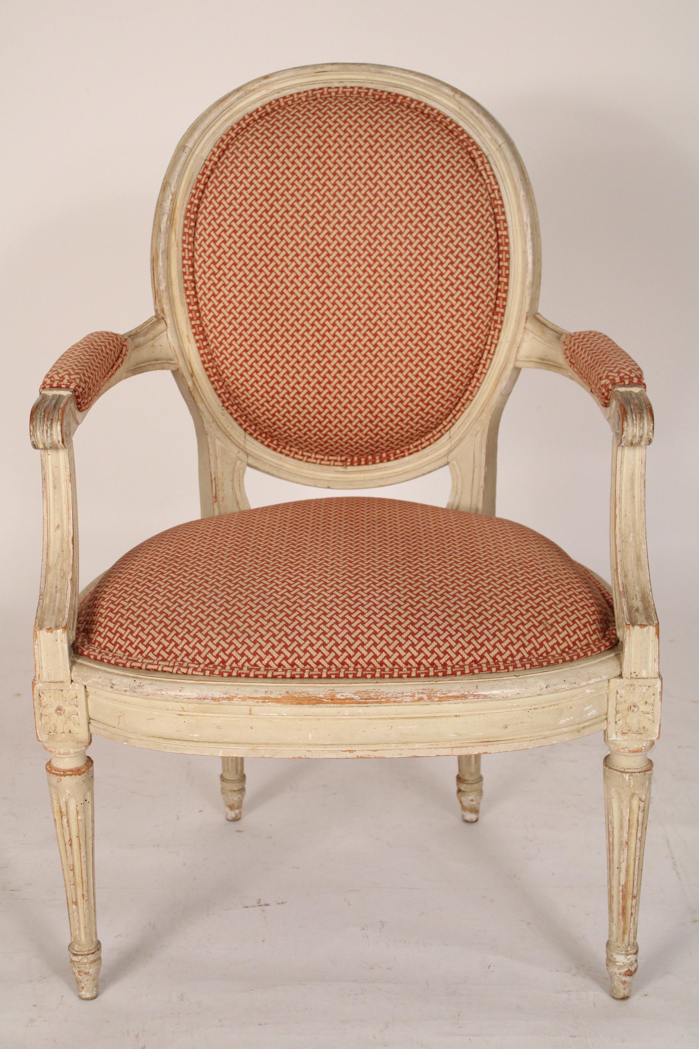 Européen Paire de fauteuils peints de style Louis XVI