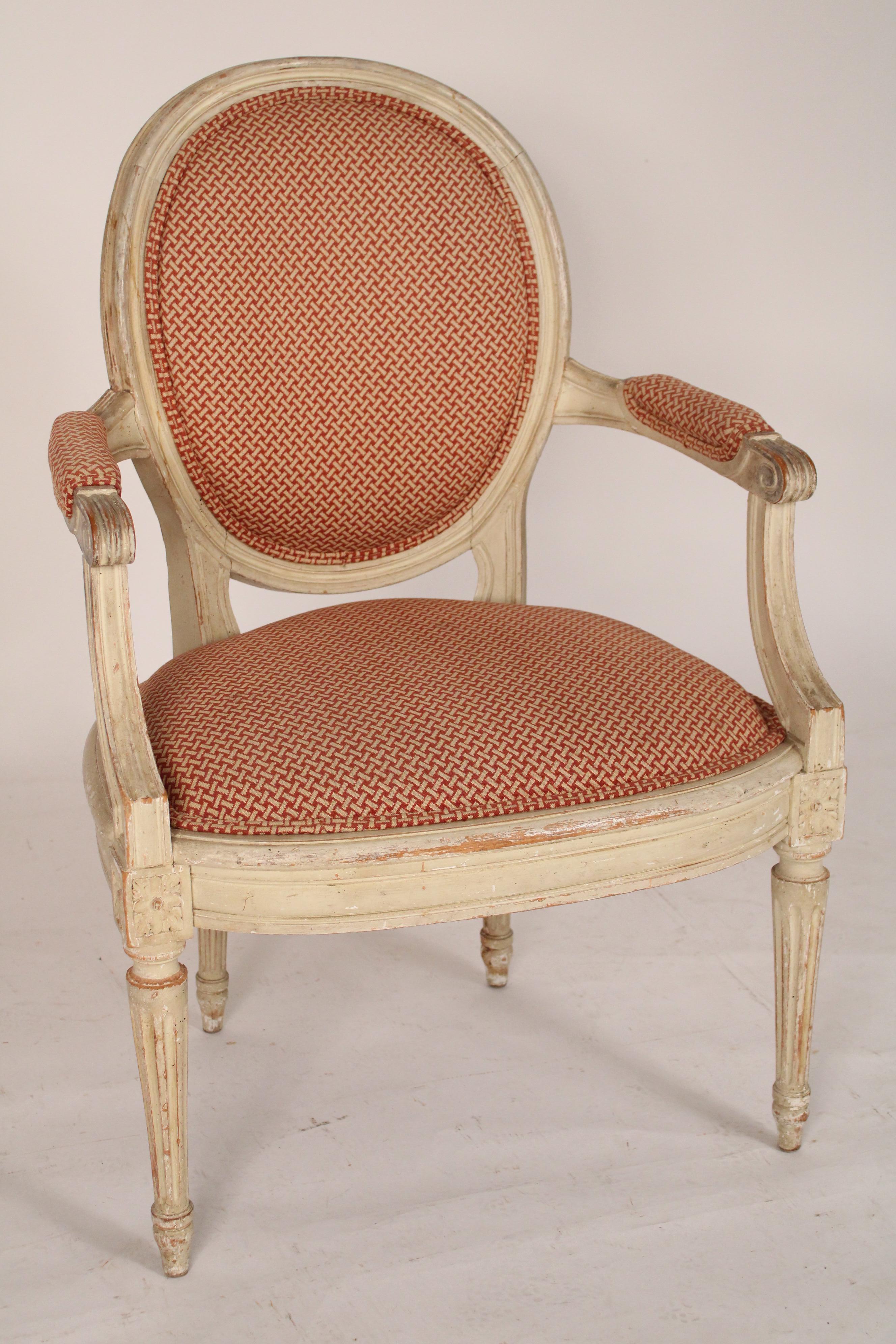 Paire de fauteuils peints de style Louis XVI Bon état à Laguna Beach, CA