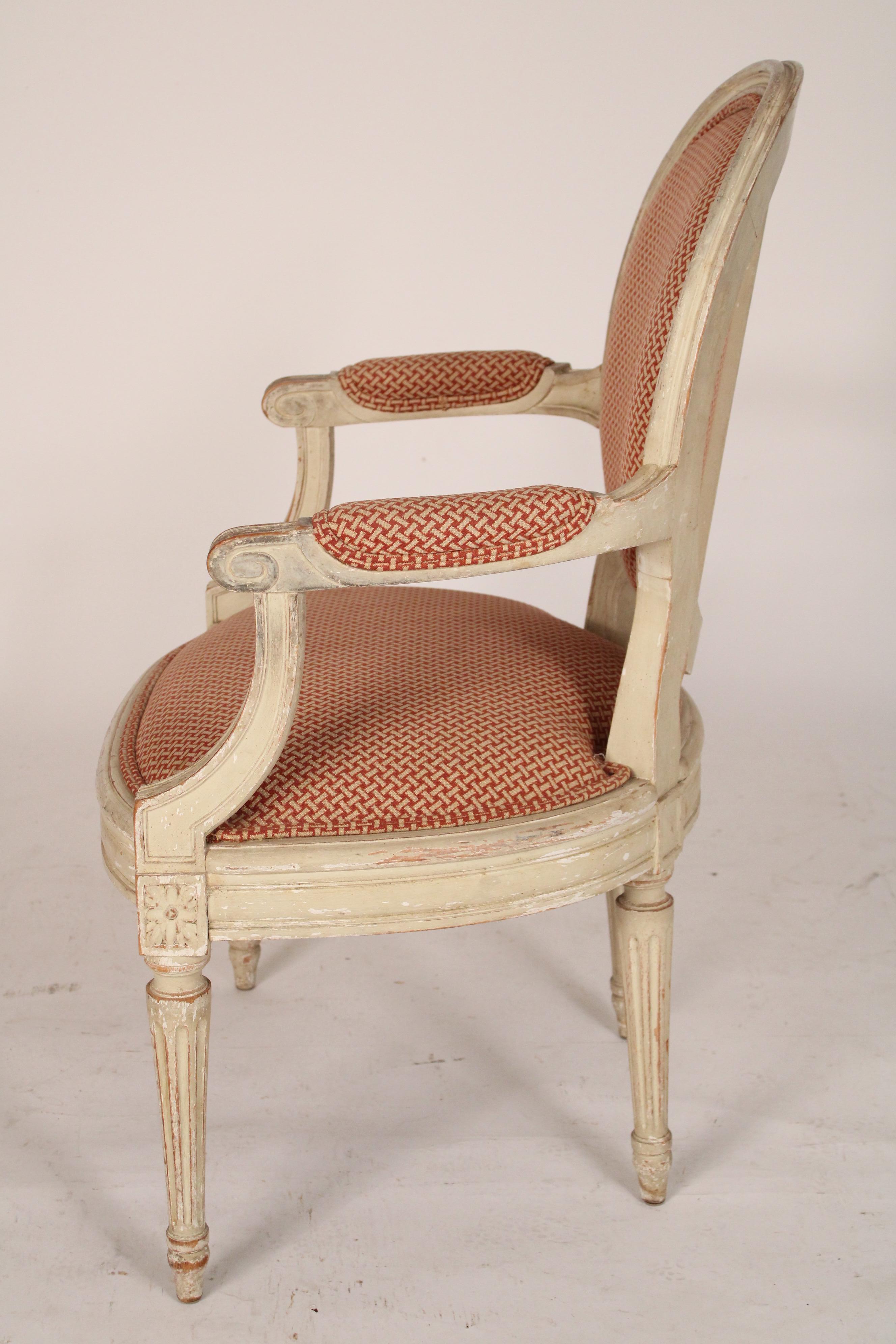 Milieu du XXe siècle Paire de fauteuils peints de style Louis XVI