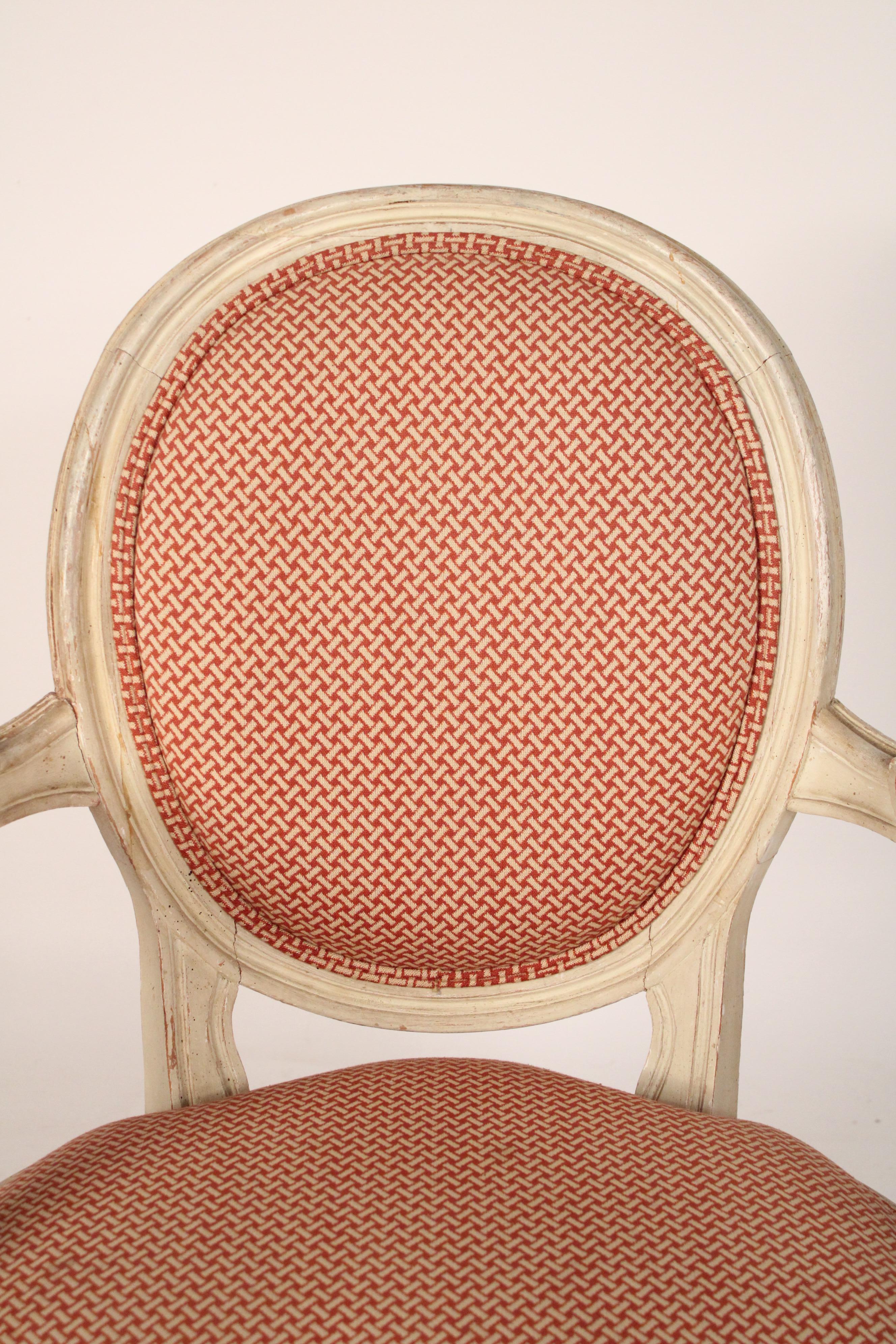 Paire de fauteuils peints de style Louis XVI 1