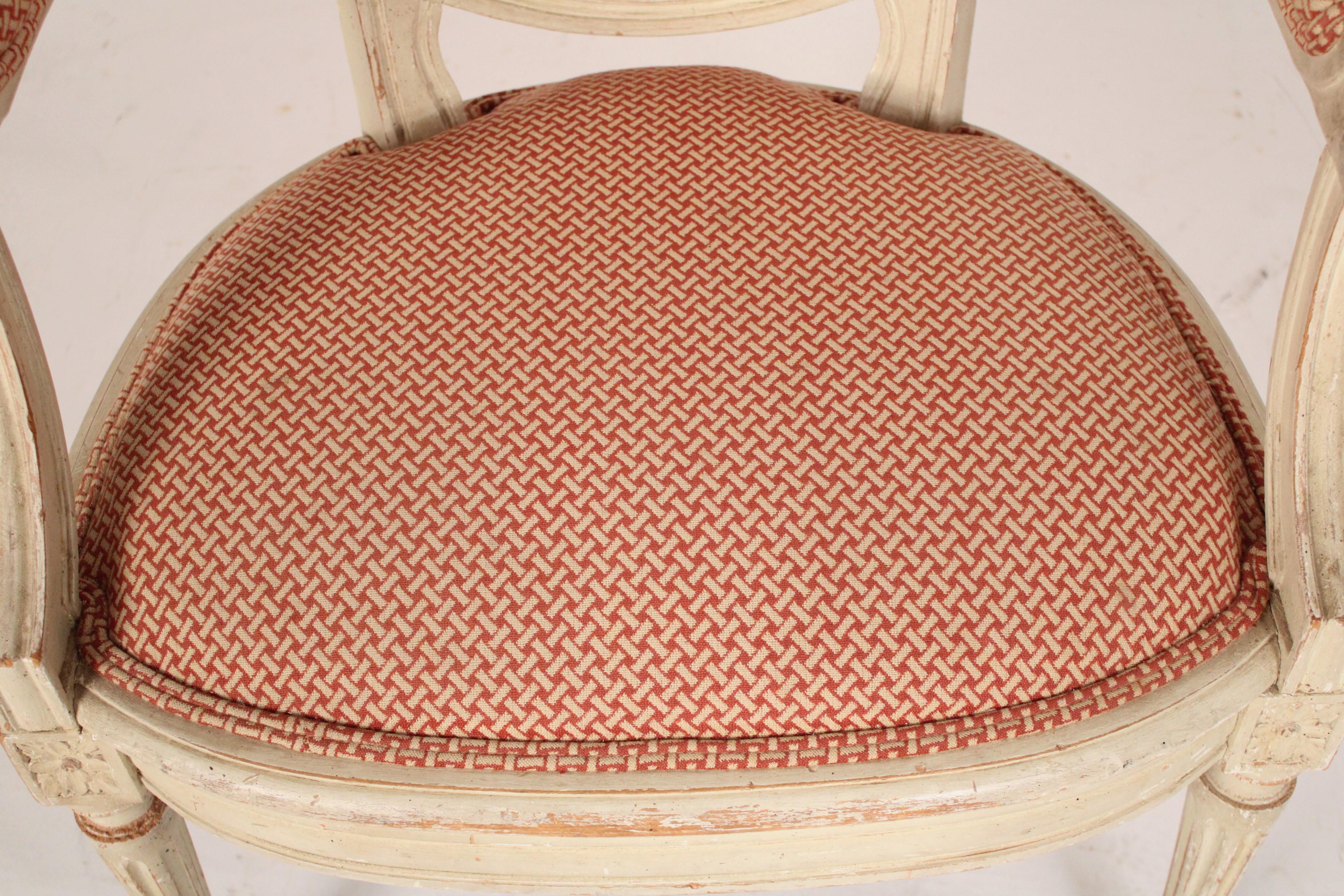Paire de fauteuils peints de style Louis XVI 2