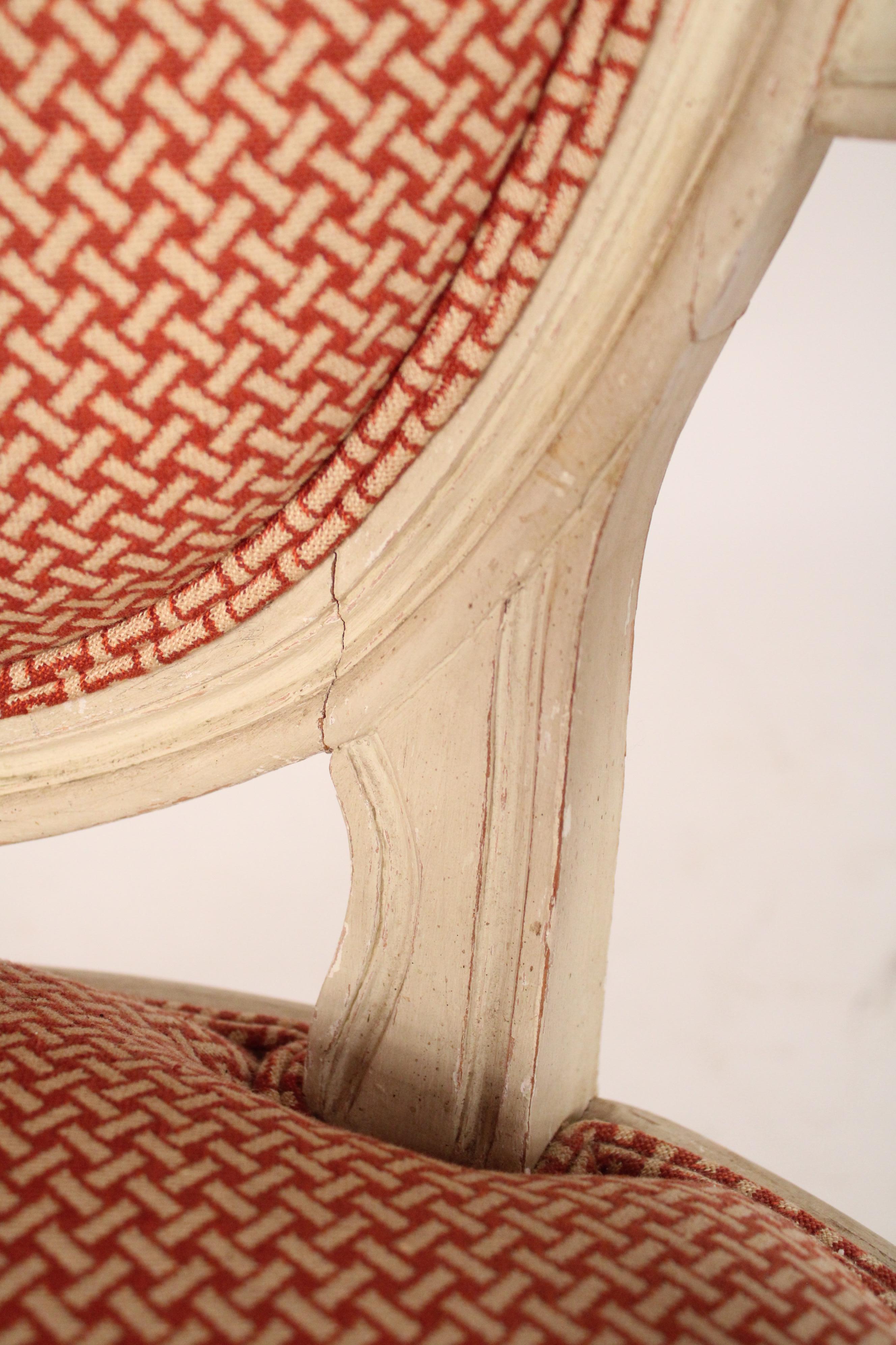 Paire de fauteuils peints de style Louis XVI 3