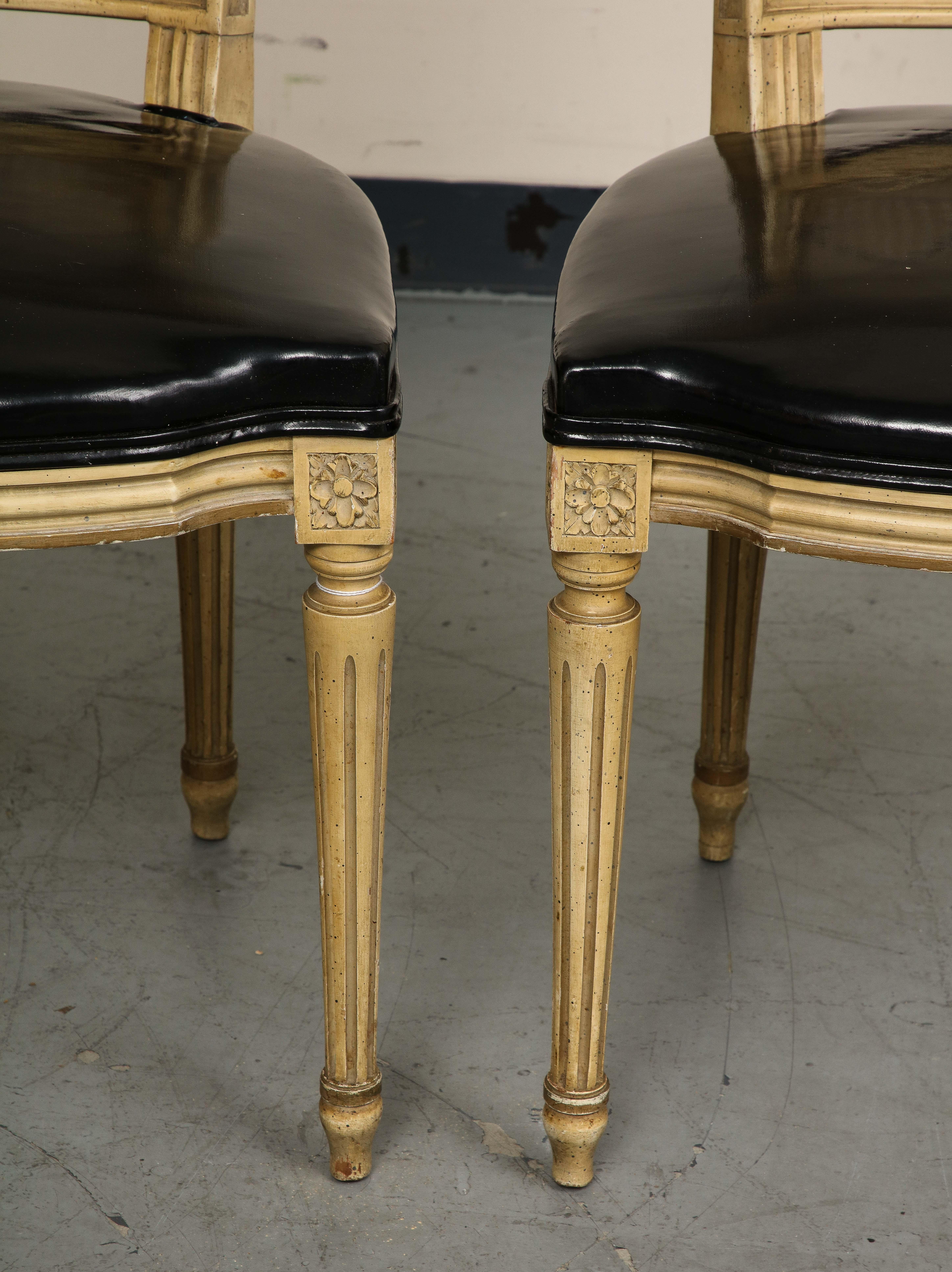 Paire de fauteuils peints de style Louis XVI et deux fauteuils d'appoint assortis en rotin en vente 4
