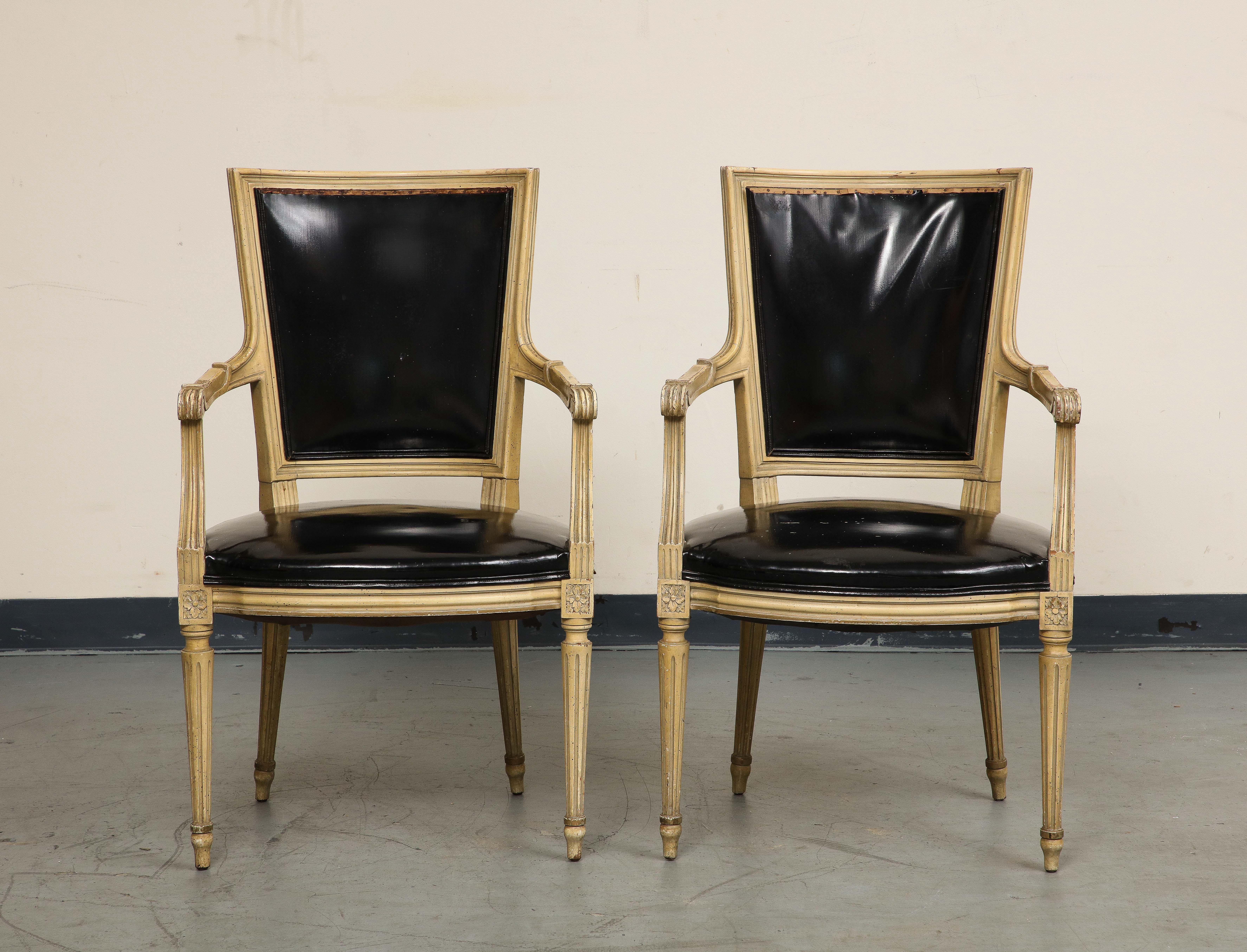 Paire de fauteuils peints de style Louis XVI et deux fauteuils d'appoint assortis en rotin en vente 5