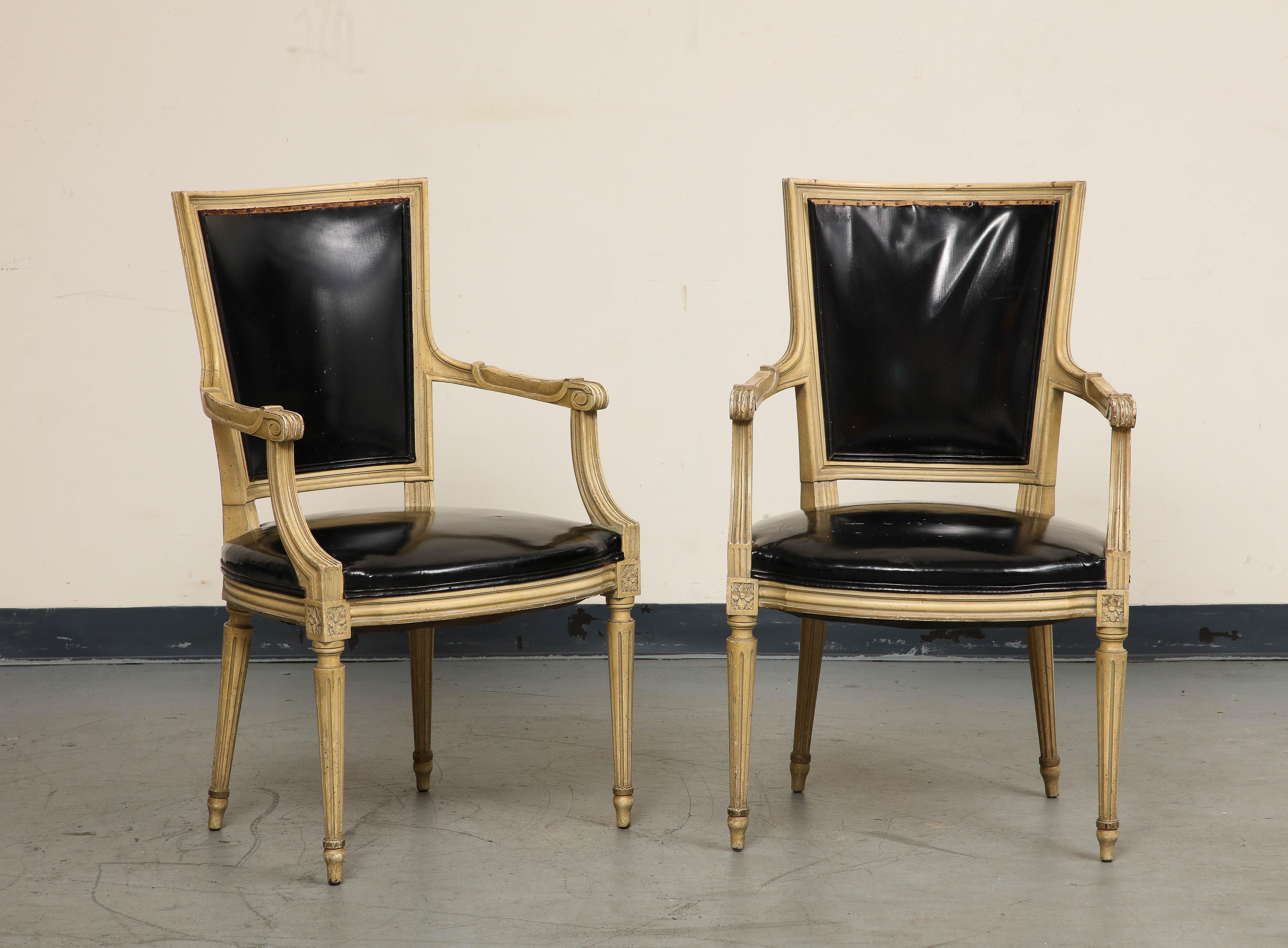 Paire de fauteuils peints de style Louis XVI et deux fauteuils d'appoint assortis en rotin en vente 6