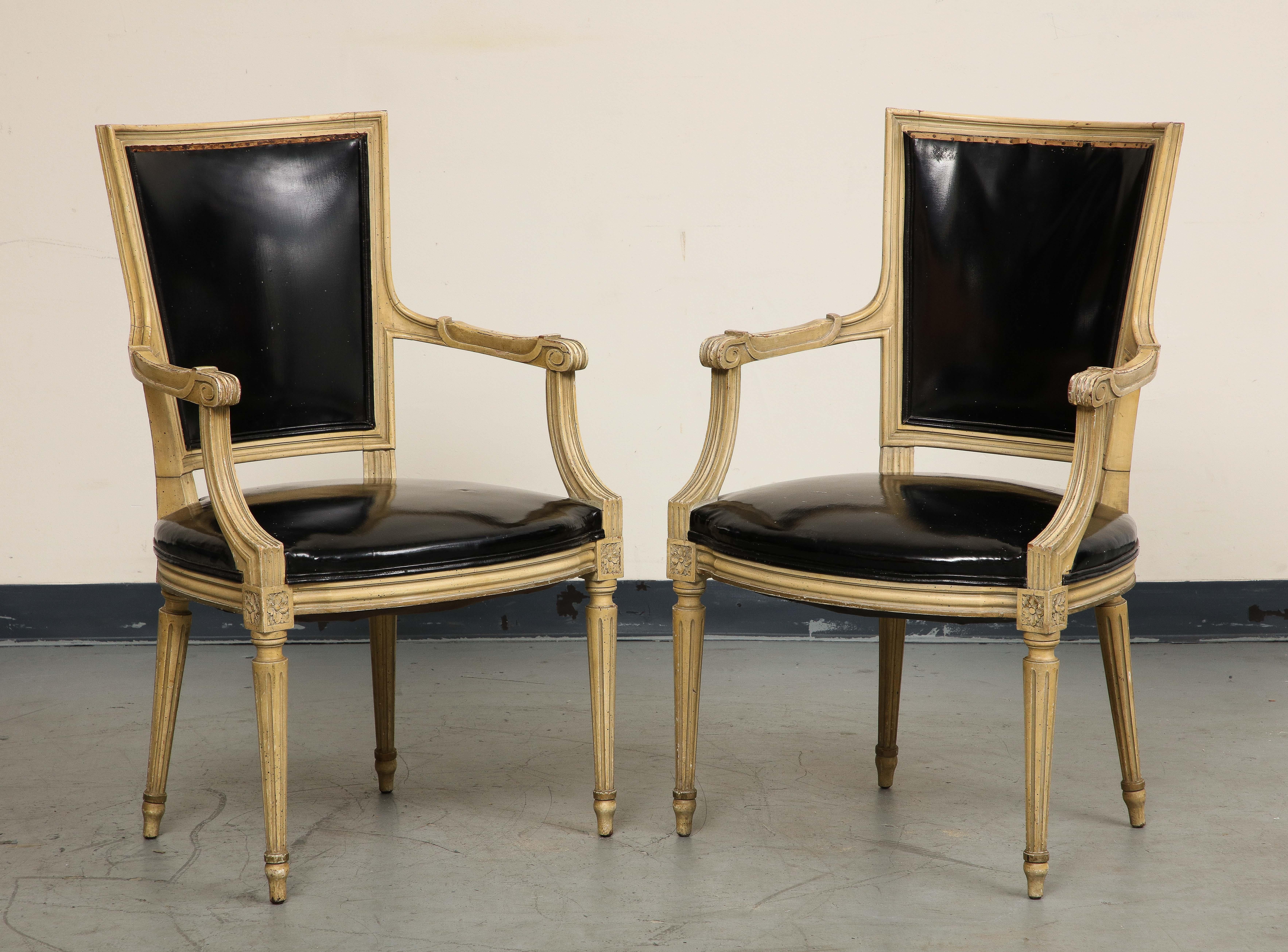 Paire de fauteuils peints de style Louis XVI et deux fauteuils d'appoint assortis en rotin en vente 7