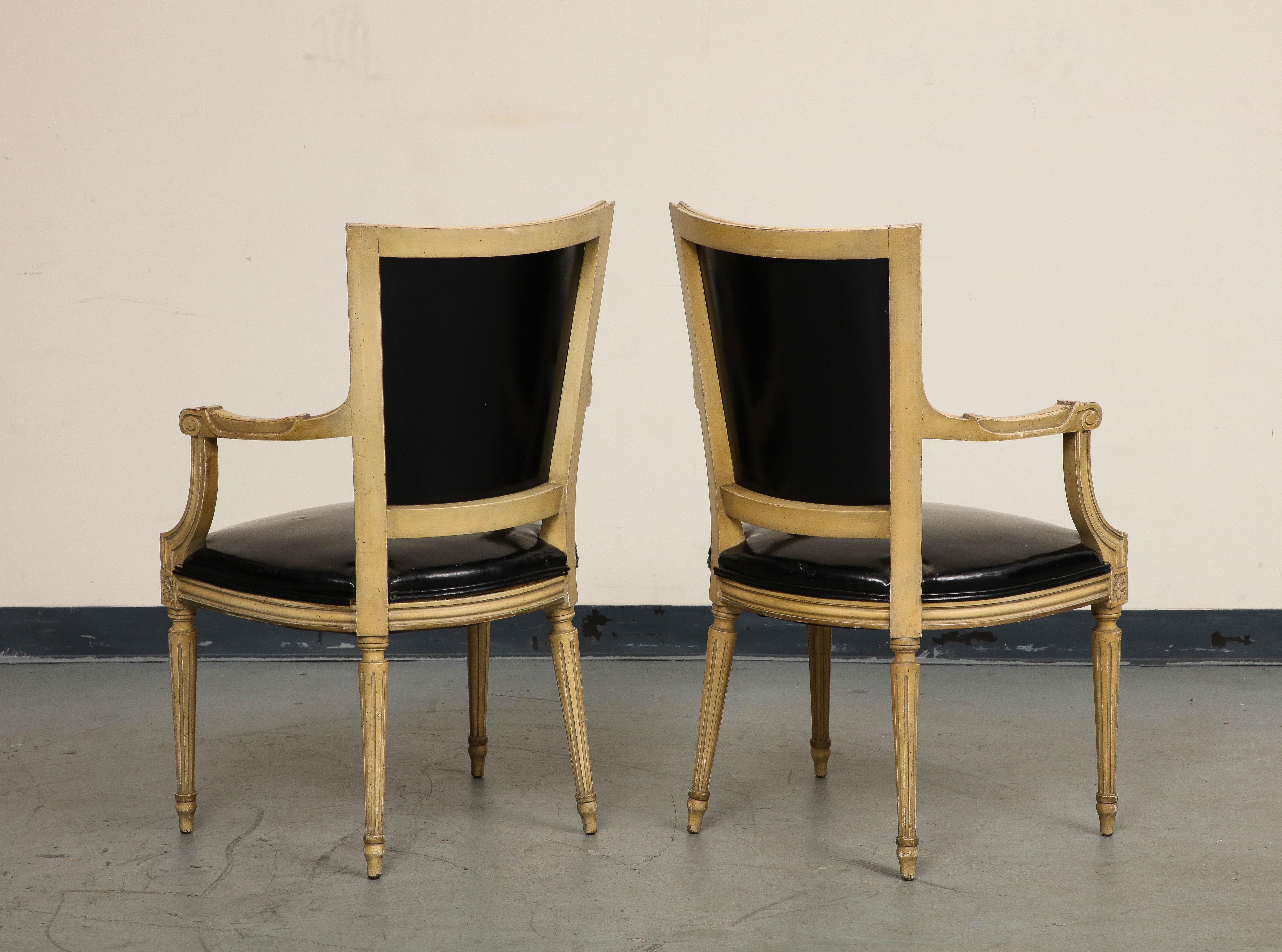 Paire de fauteuils peints de style Louis XVI et deux fauteuils d'appoint assortis en rotin en vente 8