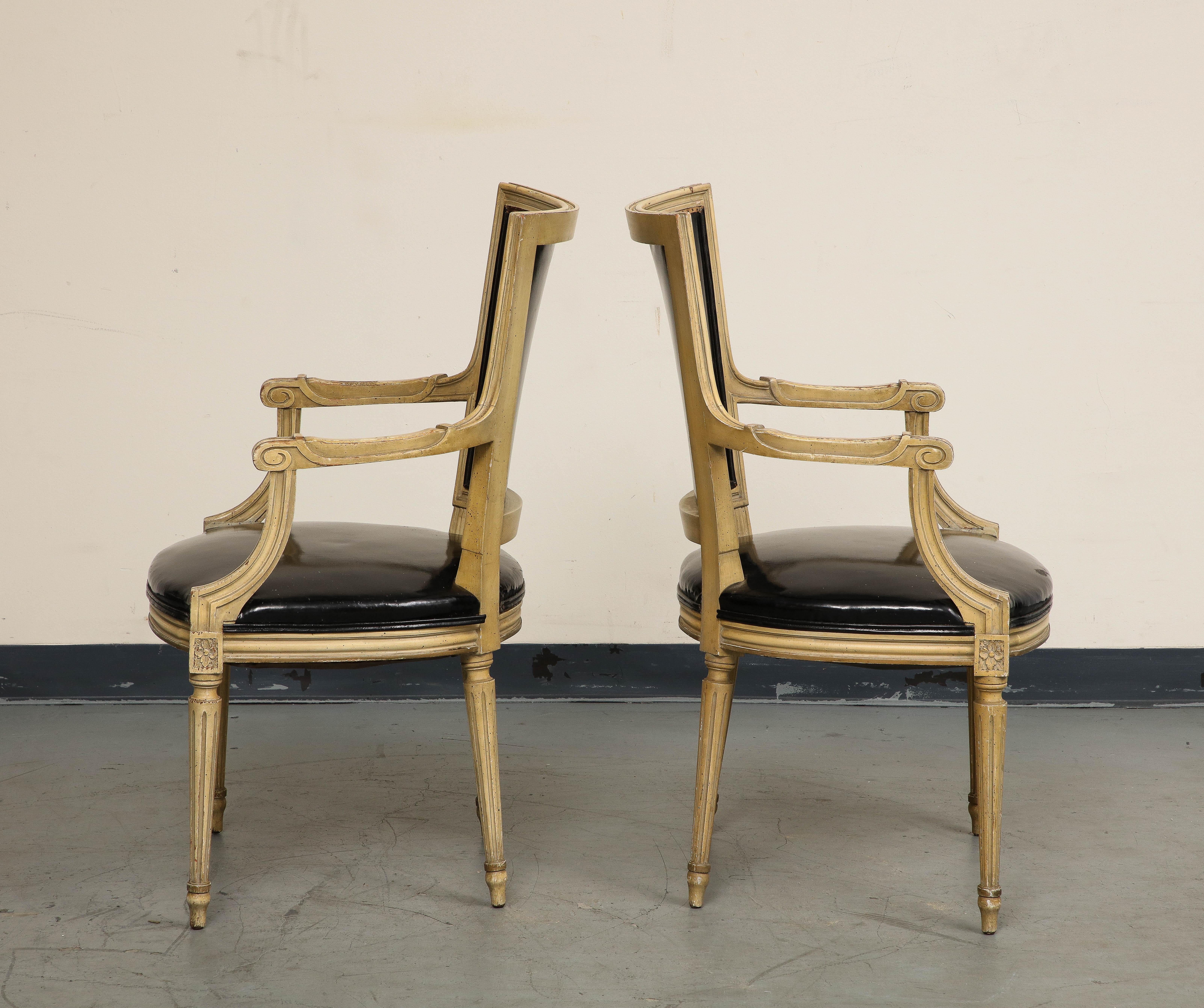 Paire de fauteuils peints de style Louis XVI et deux fauteuils d'appoint assortis en rotin en vente 9