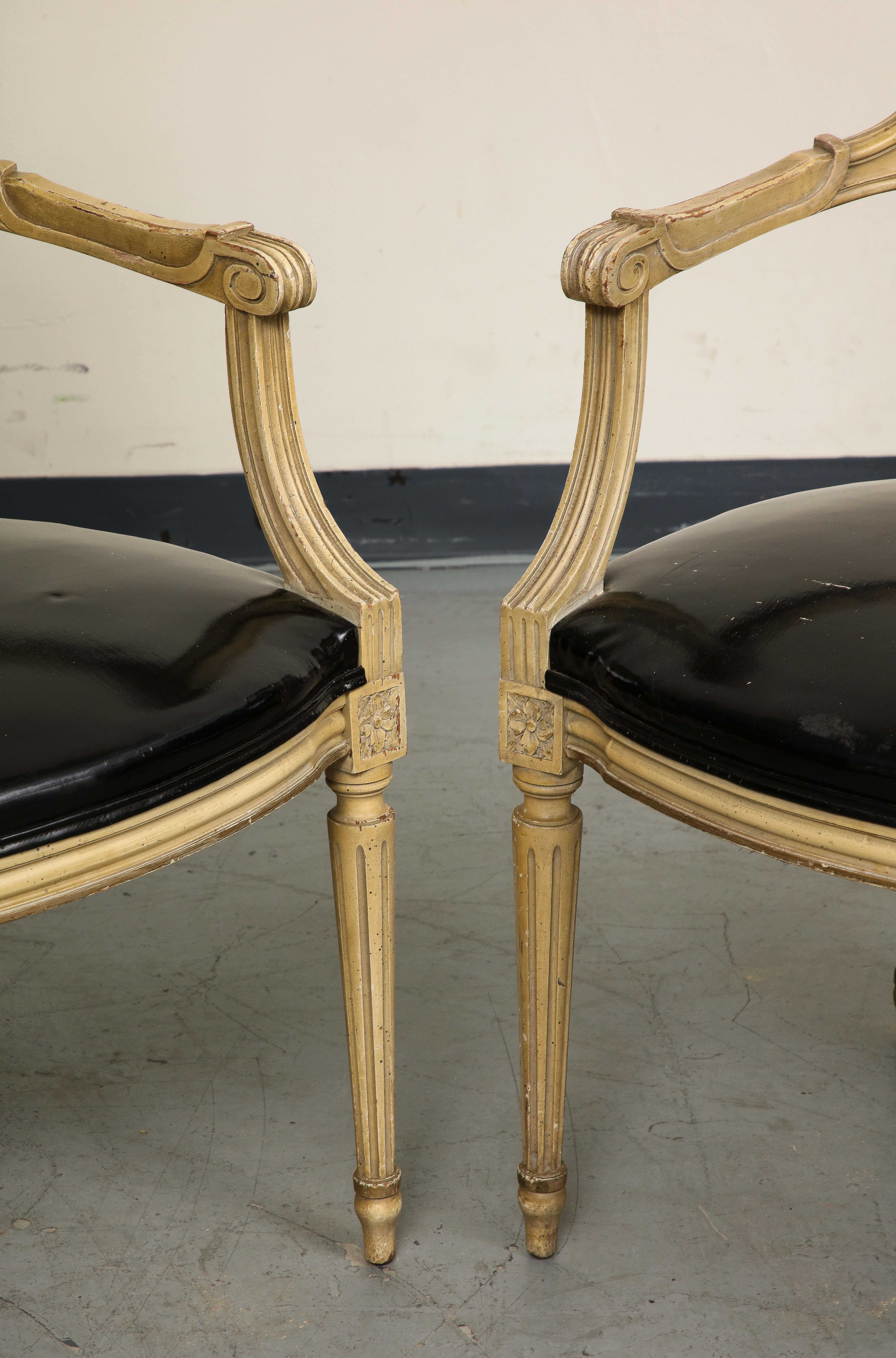 Paire de fauteuils peints de style Louis XVI et deux fauteuils d'appoint assortis en rotin en vente 10
