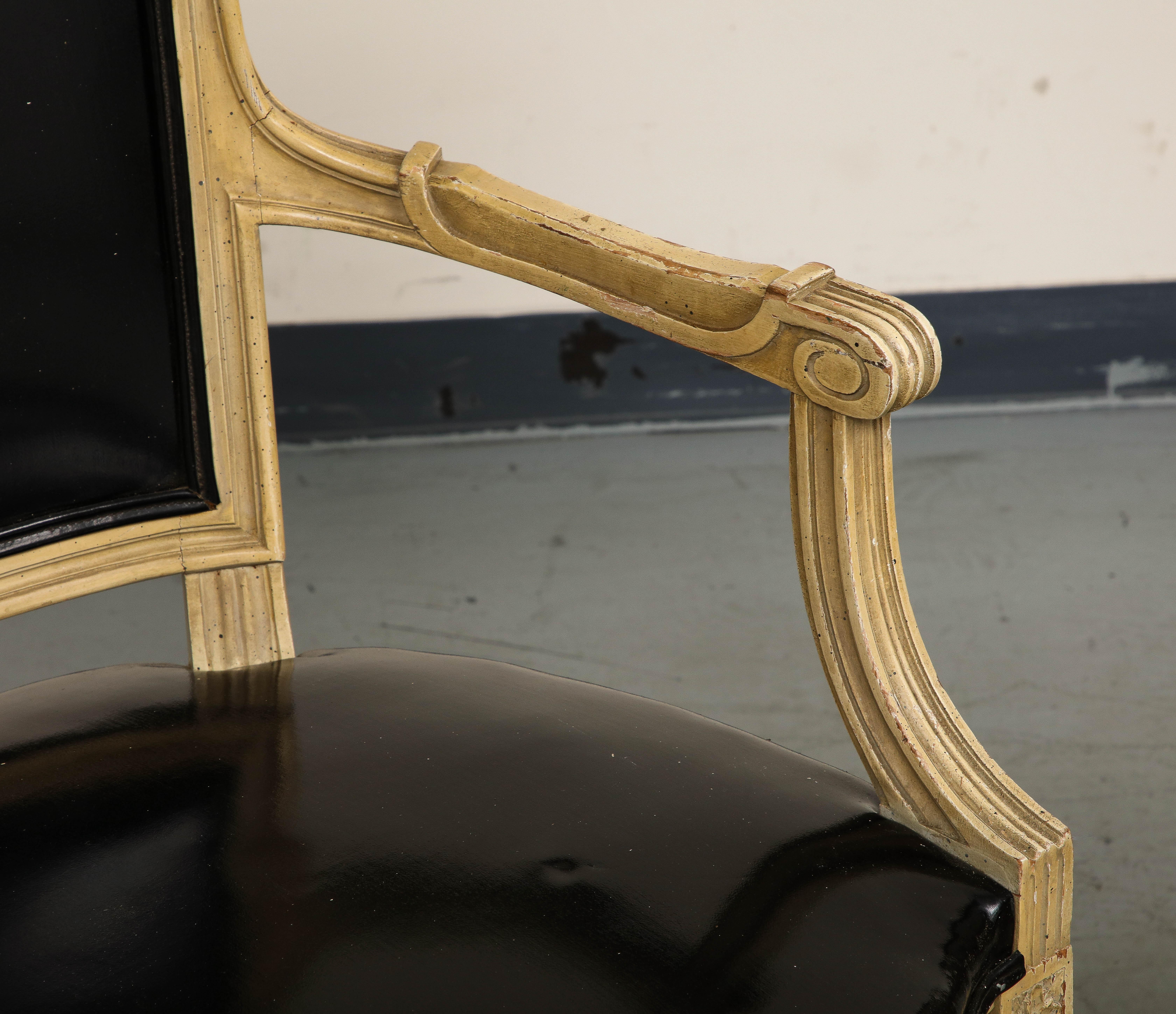 Paire de fauteuils peints de style Louis XVI et deux fauteuils d'appoint assortis en rotin en vente 11