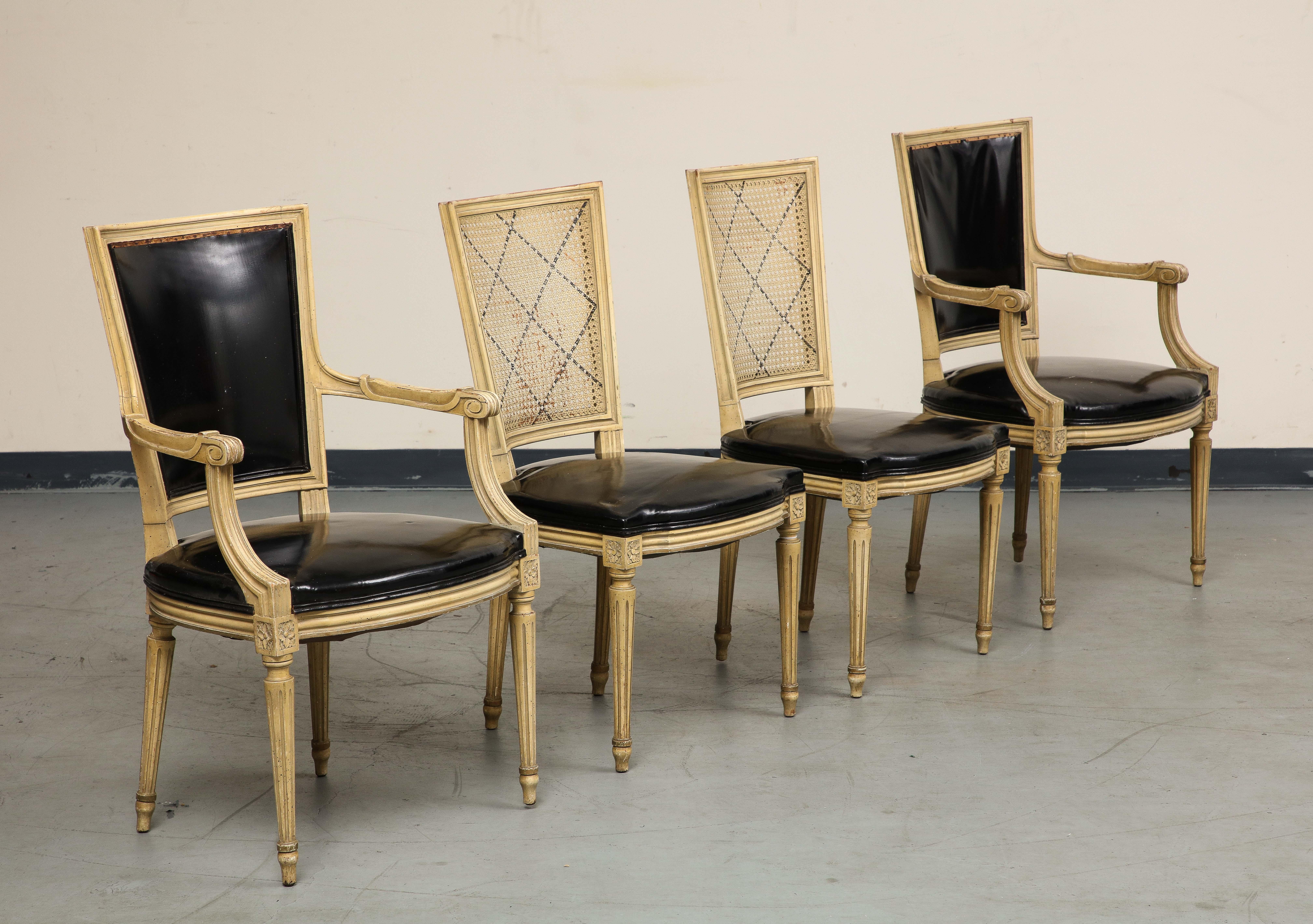 Peint Paire de fauteuils peints de style Louis XVI et deux fauteuils d'appoint assortis en rotin en vente