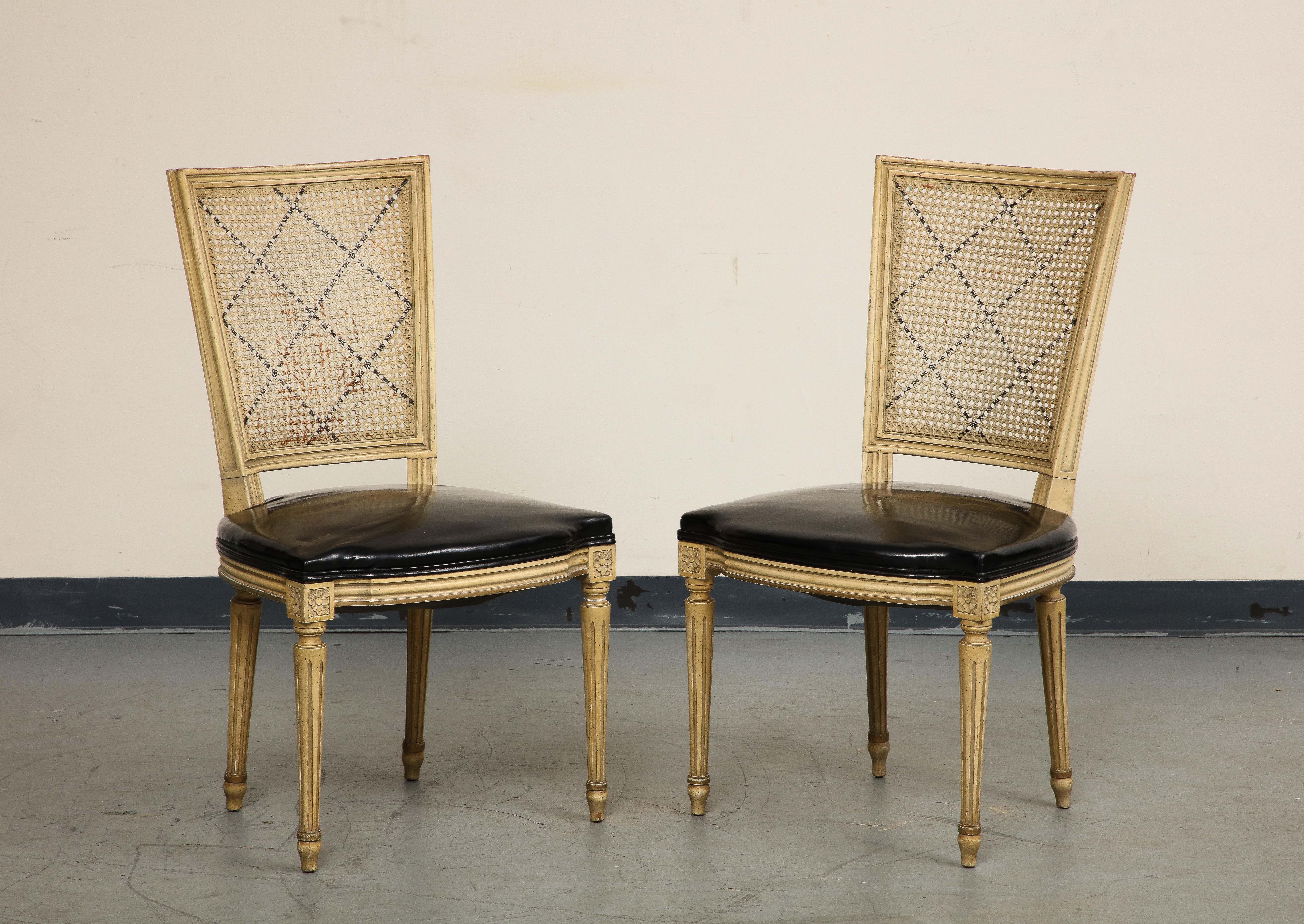 Imitation cuir Paire de fauteuils peints de style Louis XVI et deux fauteuils d'appoint assortis en rotin en vente