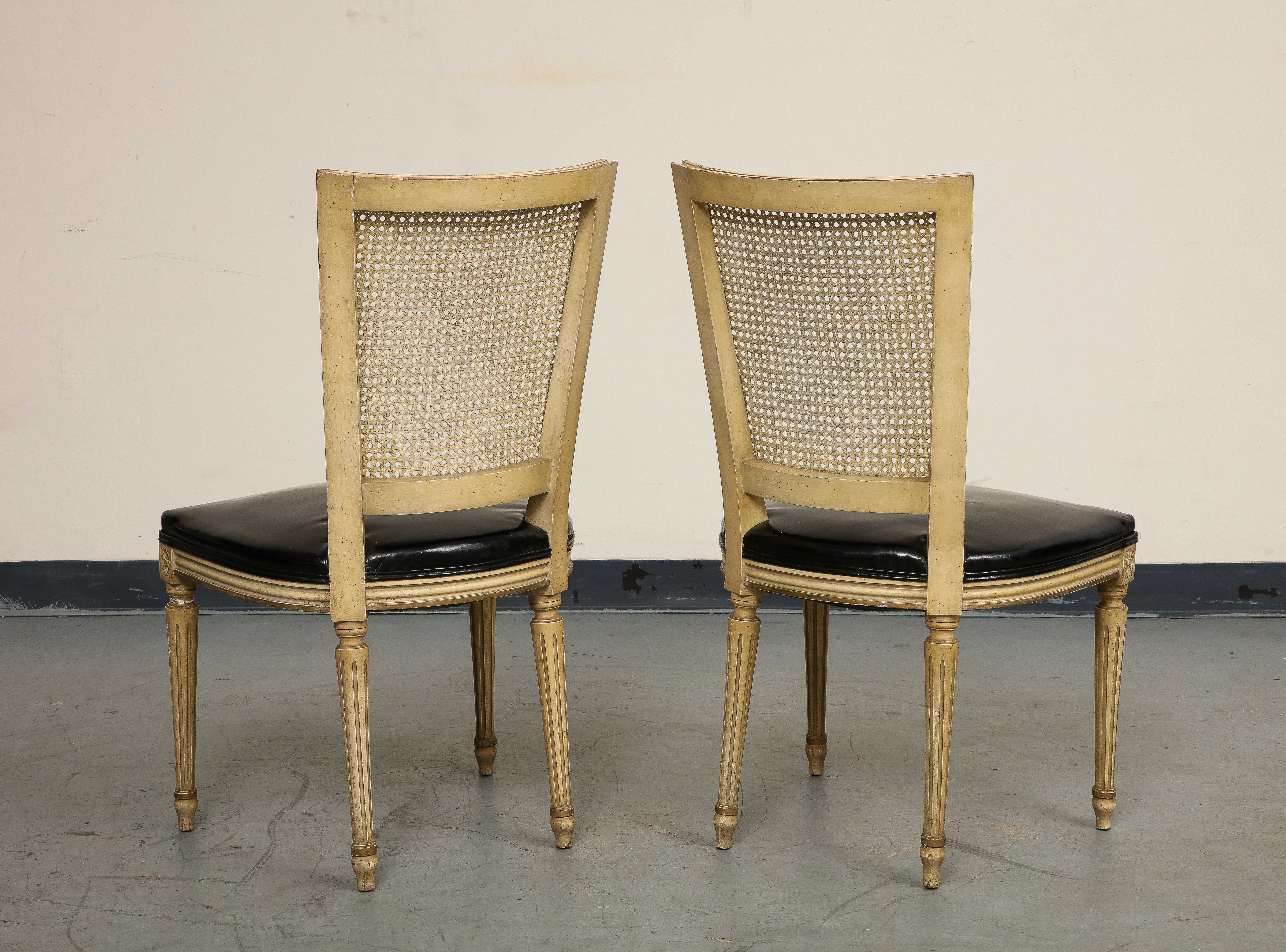 Paire de fauteuils peints de style Louis XVI et deux fauteuils d'appoint assortis en rotin en vente 1