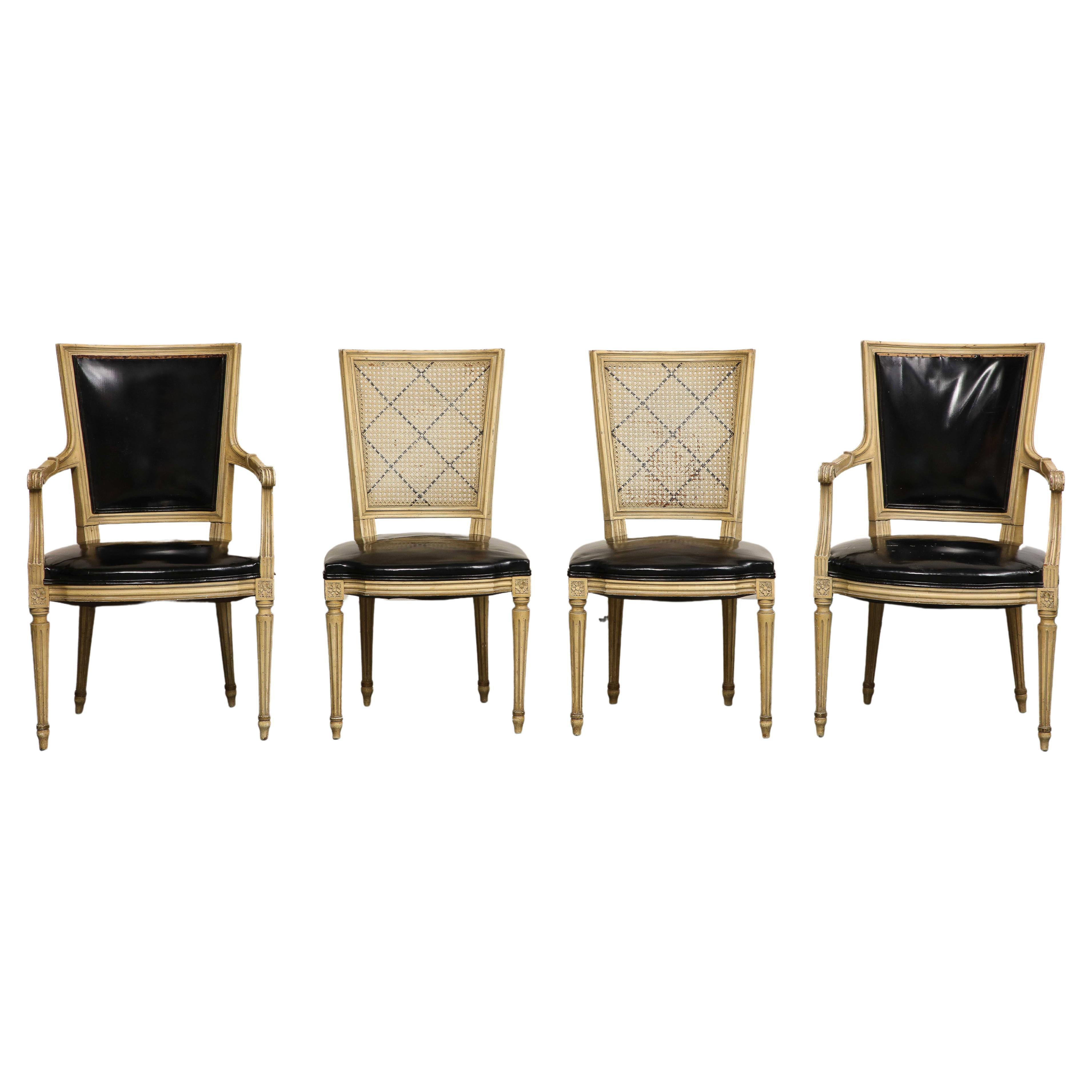 Paire de fauteuils peints de style Louis XVI et deux fauteuils d'appoint assortis en rotin en vente
