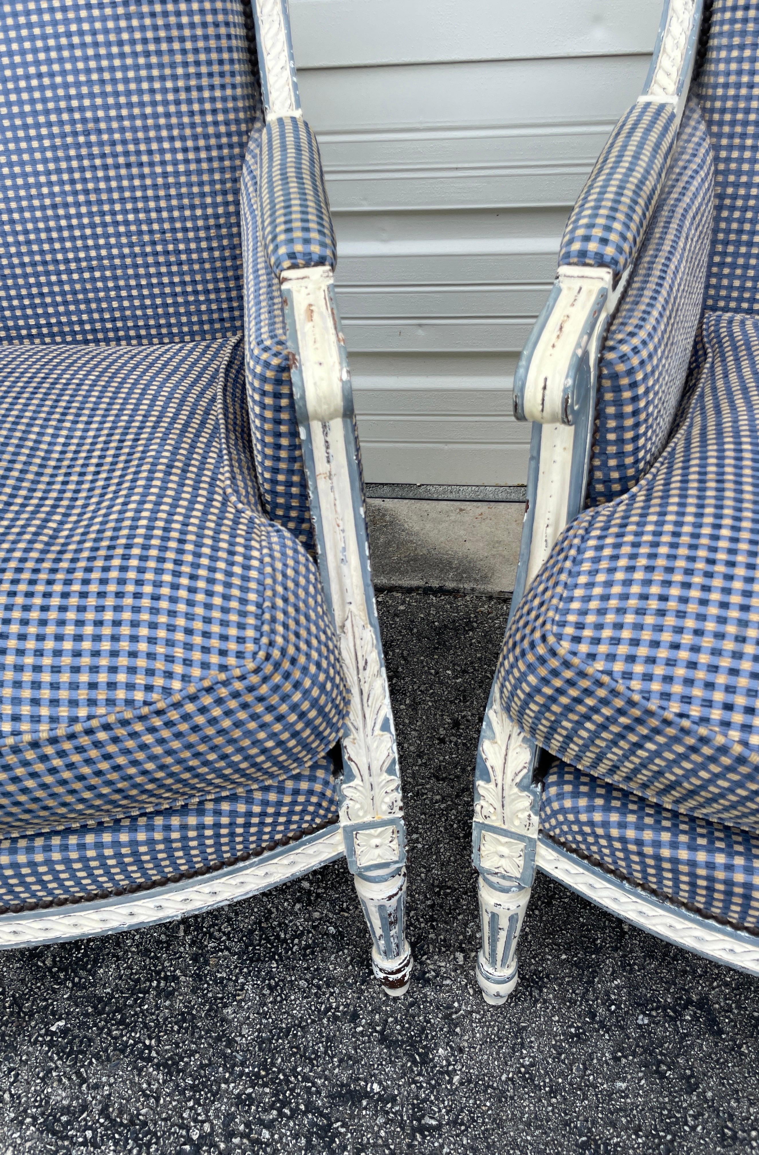 Paar bemalte Stühle im Stil Louis XVI aus Bergere im Zustand „Gut“ im Angebot in West Palm Beach, FL