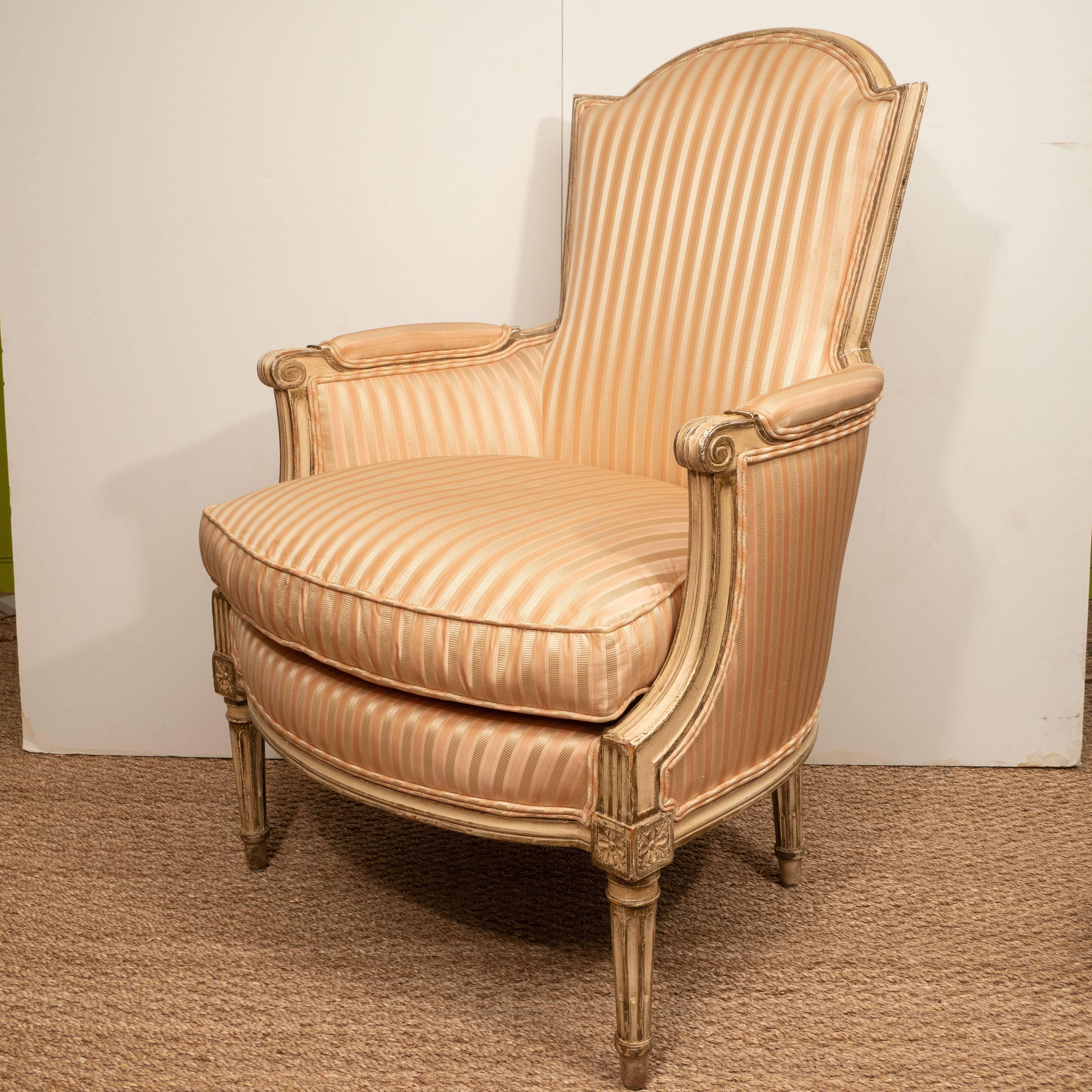Pair of Louis XVI Style Painted Bergères In Good Condition In New York, NY