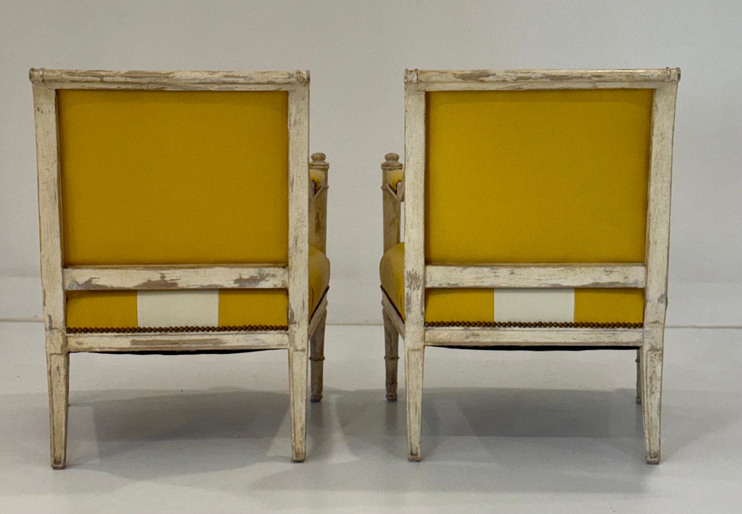 Pareja de Sillas Pintadas Estilo Luis XVI en Piel Amarilla y Marfil, Siglo XX Pintado en venta