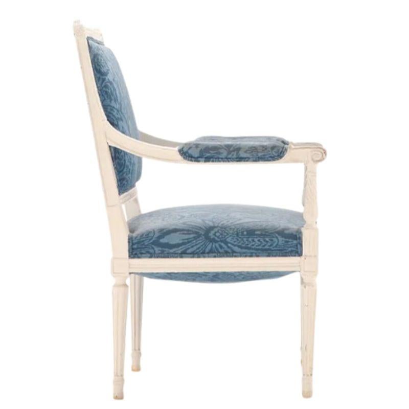 Pareja de Sillas de Comedor Pintadas Estilo Luis XVI Con Tela Azul en Bueno estado para la venta en Locust Valley, NY
