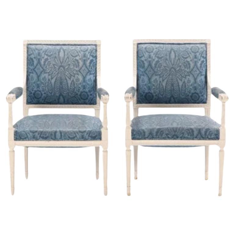 Paire de chaises de salle à manger peintes de style Louis XVI avec tissu bleu