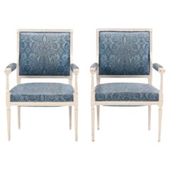 Paire de chaises de salle à manger peintes de style Louis XVI avec tissu bleu