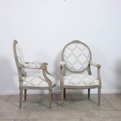 Par de sillones de estilo Luis XVI, de madera de haya, acabado gris, hacia 1900
