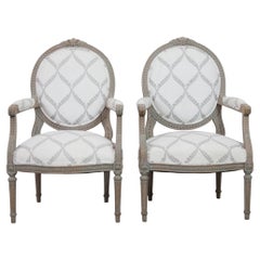Par de sillones de estilo Luis XVI, de madera de haya, acabado gris, hacia 1900