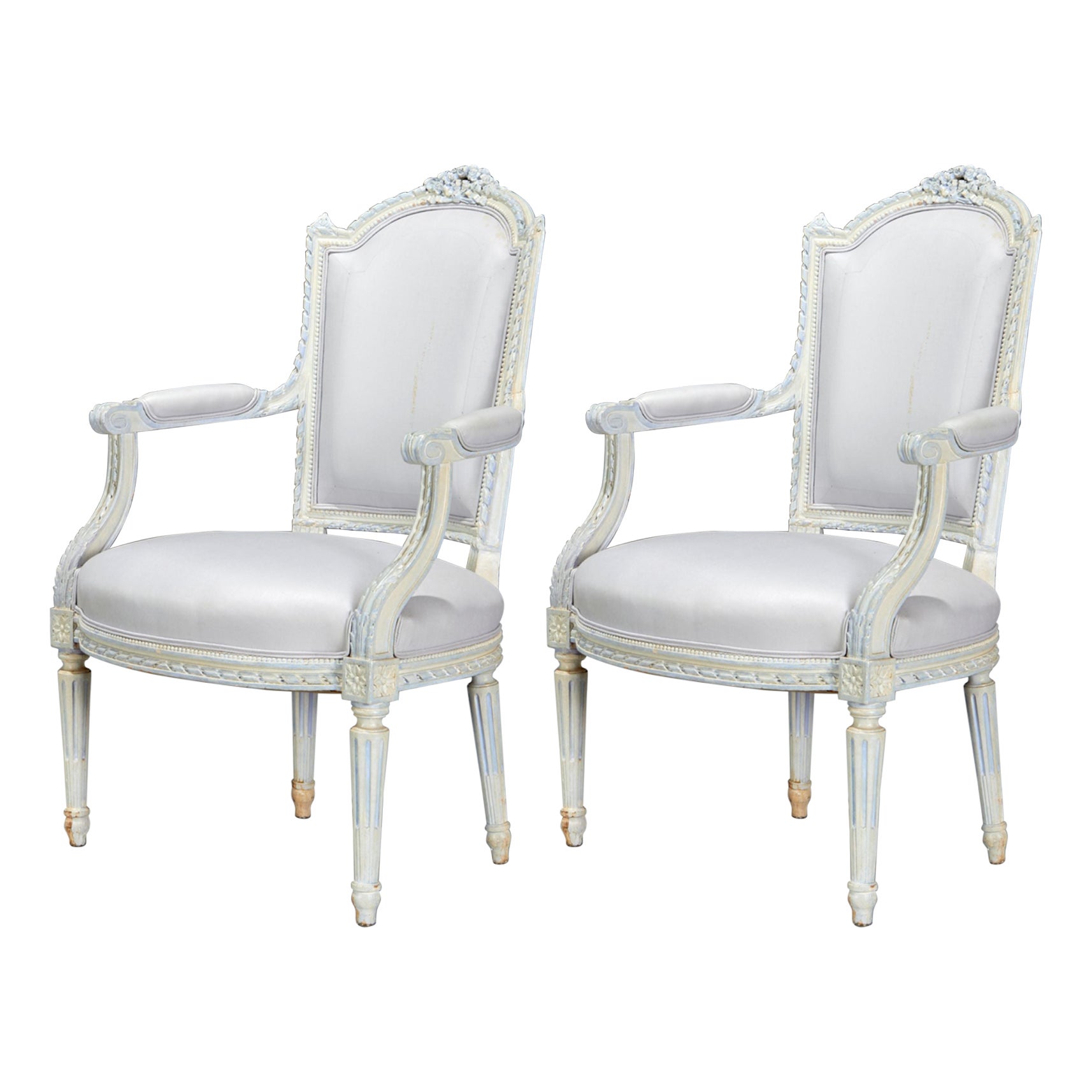 Paar bemalte Fauteuils im Louis-XVI-Stil mit geschnitztem Blumenwappen im Angebot