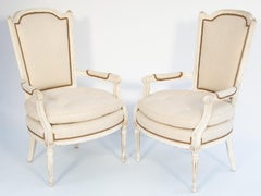 Paire de fauteuils français peints de style Louis XVI avec dossiers en forme de bouclier