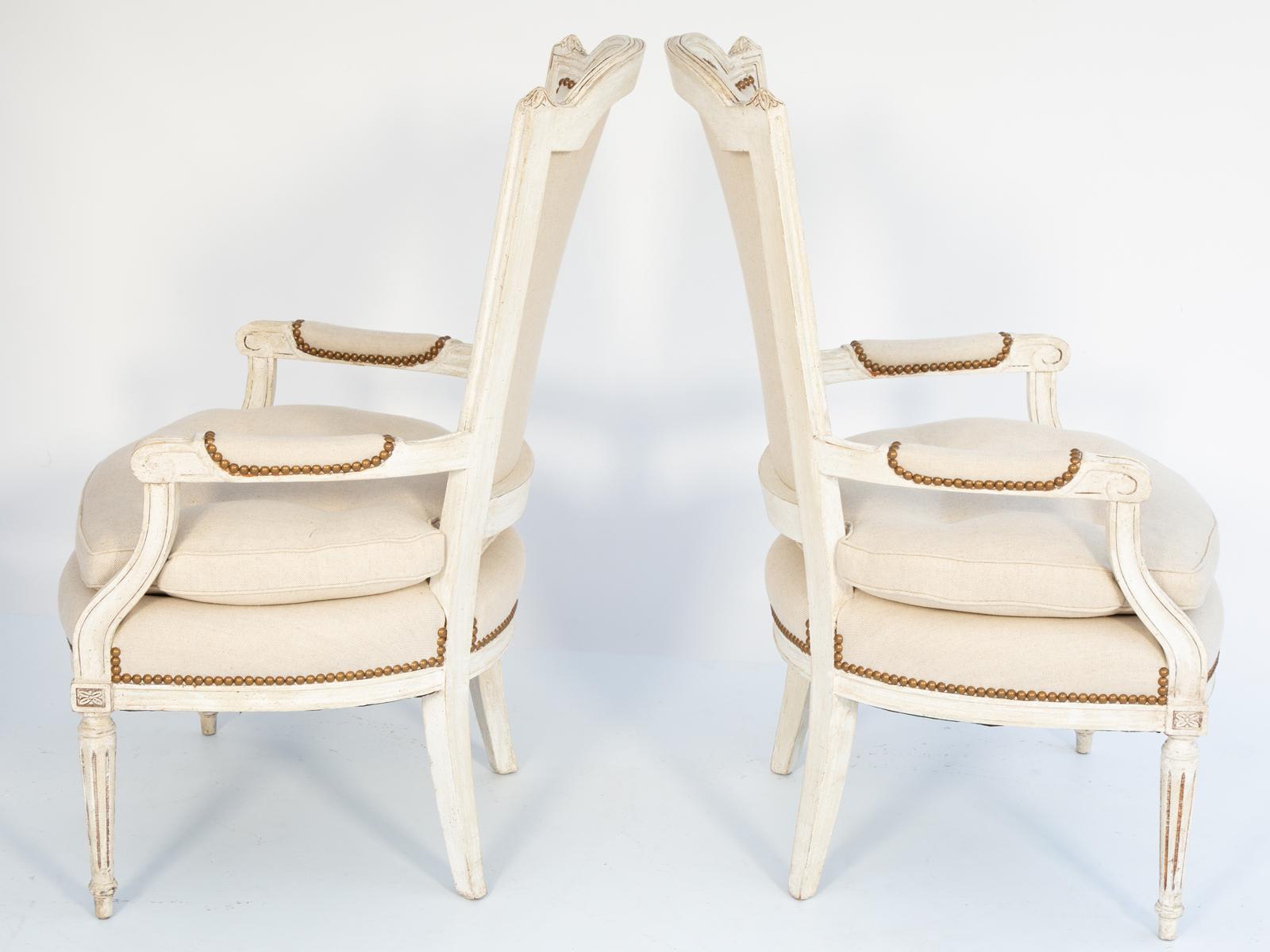 Français Paire de fauteuils français peints de style Louis XVI avec dossiers en forme de bouclier en vente