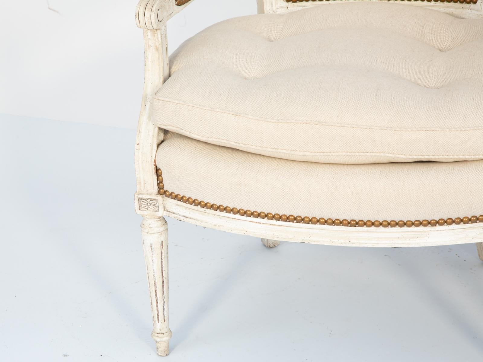 Peint Paire de fauteuils français peints de style Louis XVI avec dossiers en forme de bouclier en vente