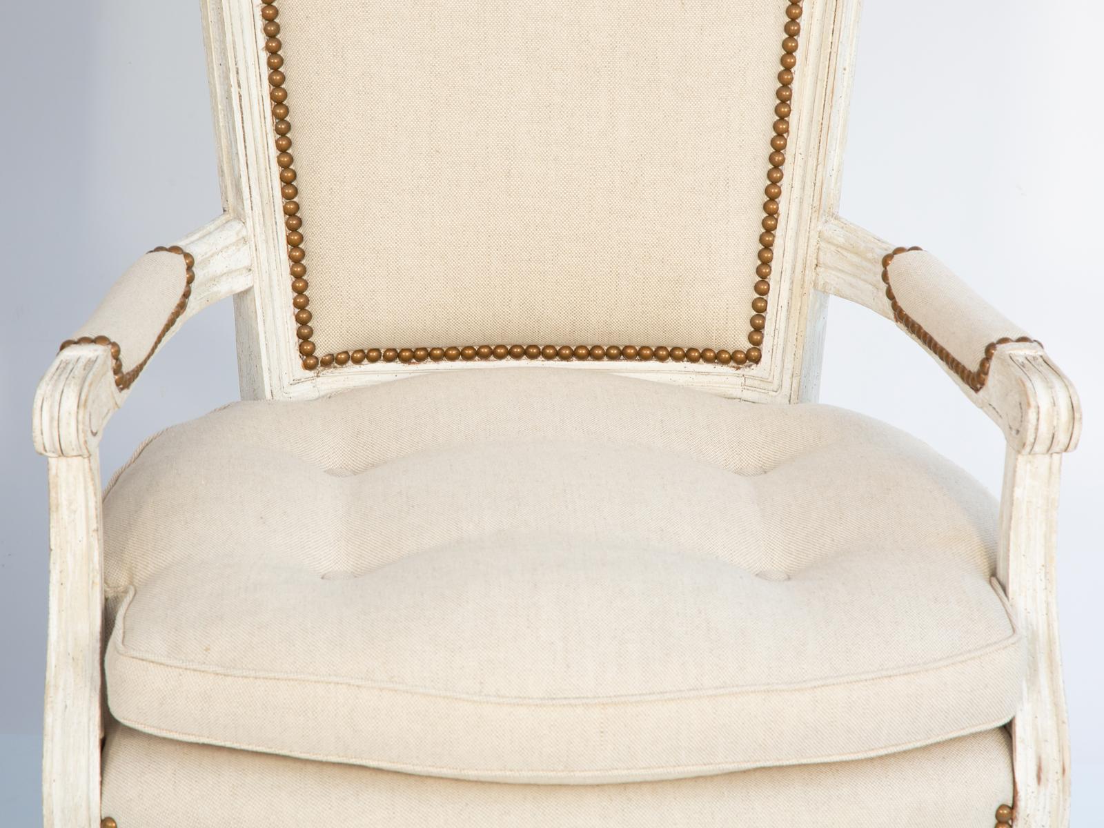 20ième siècle Paire de fauteuils français peints de style Louis XVI avec dossiers en forme de bouclier en vente