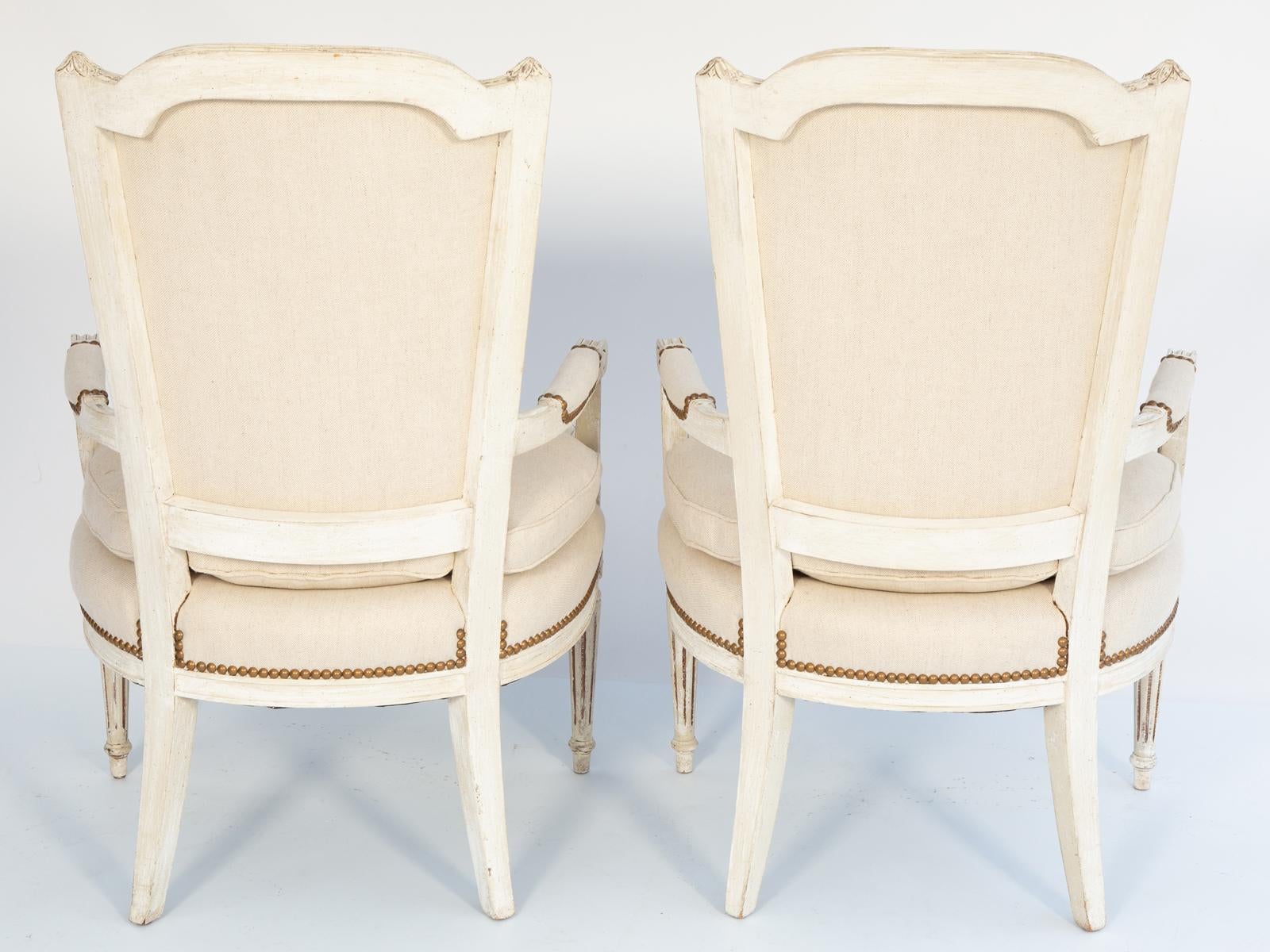 Tissu d'ameublement Paire de fauteuils français peints de style Louis XVI avec dossiers en forme de bouclier en vente