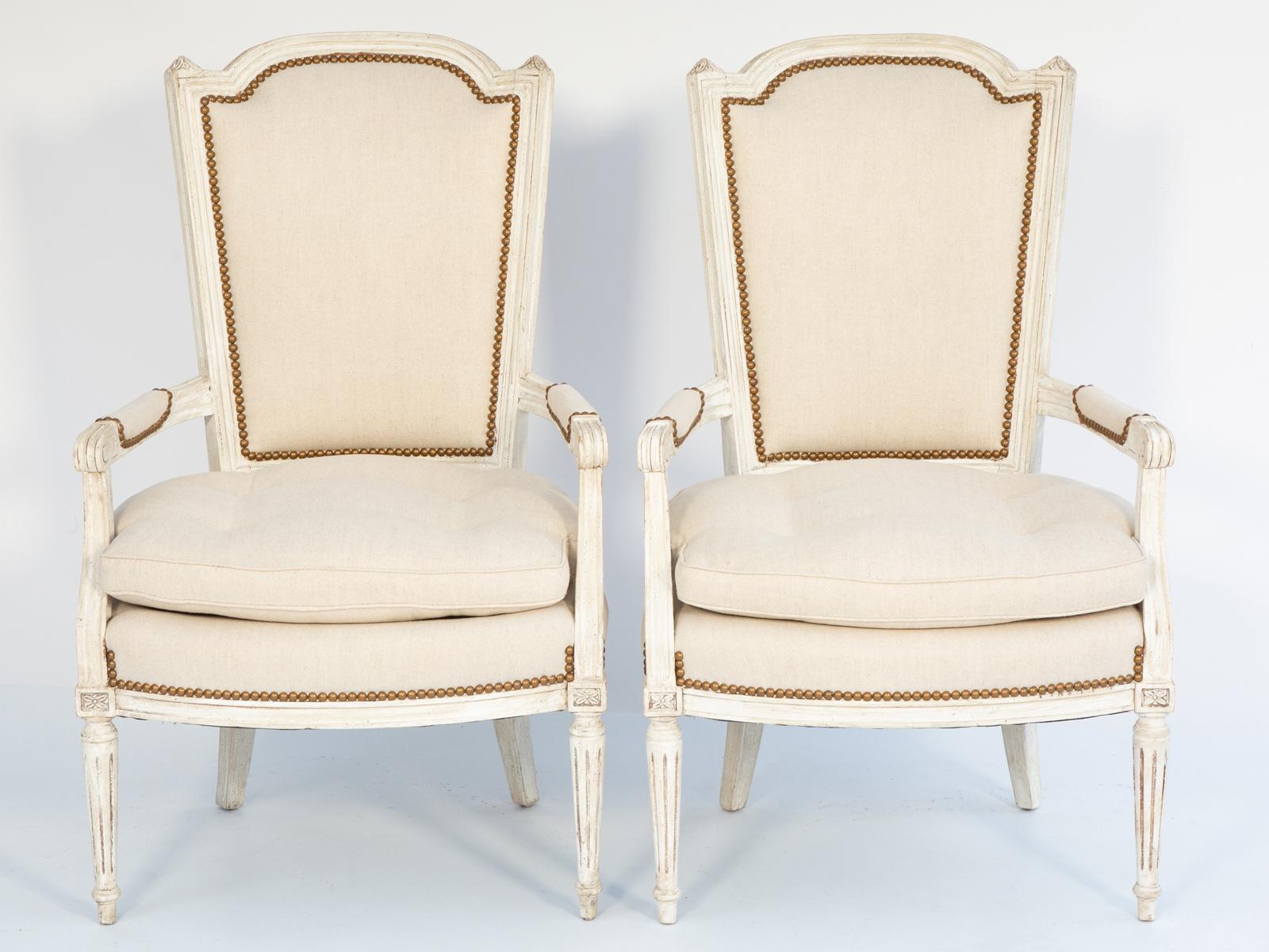 Paire de fauteuils français peints de style Louis XVI avec dossiers en forme de bouclier en vente 1