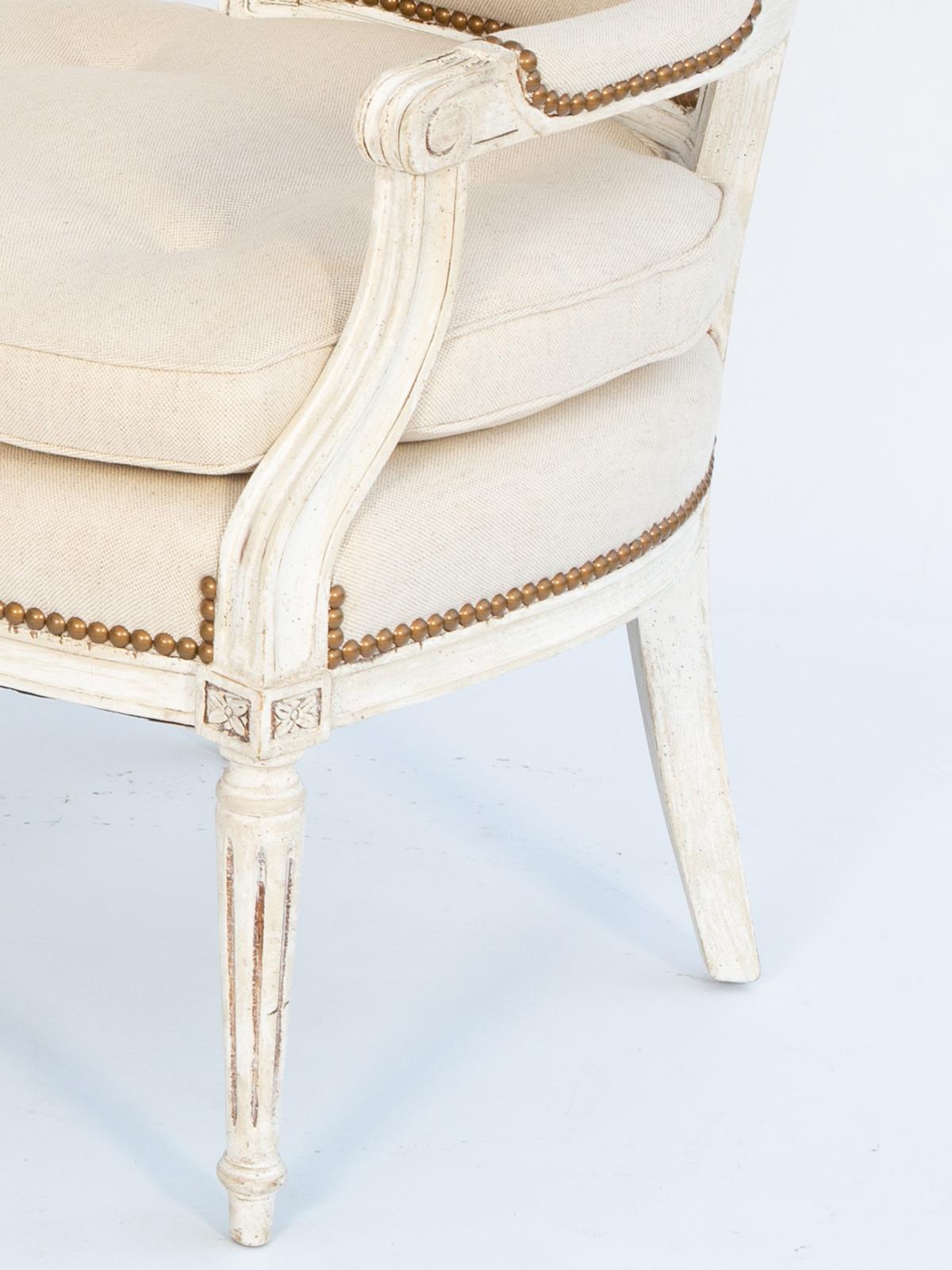 Paire de fauteuils français peints de style Louis XVI avec dossiers en forme de bouclier en vente 2