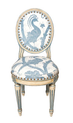 Ein Paar bemalte Stühle im Louis-XVI-Stil