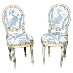Ein Paar bemalte Stühle im Louis-XVI-Stil