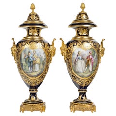Paire de vases couverts en porcelaine de Paris de style Louis XVI, 19e siècle.