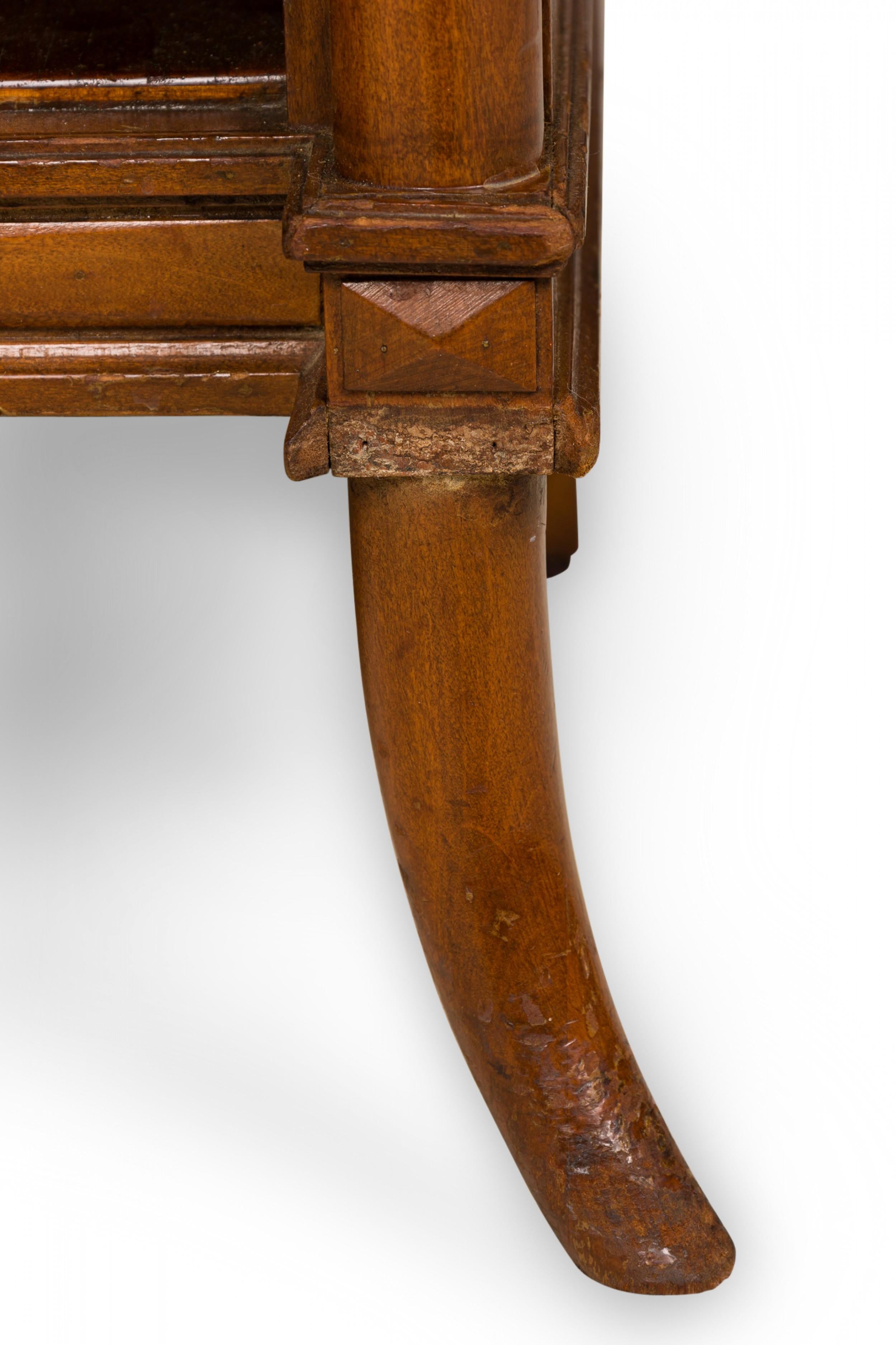 Paar französische Nachttische / Kommoden im Louis XVI-Stil (1. Hälfte 20. Jh.) mit gestreiftem Parkettfurnier im Rautenmuster, einer flachen oberen Schublade über einem Fach mit Flügeltür, über einem offenen unteren Fach, mit bronzenen floral