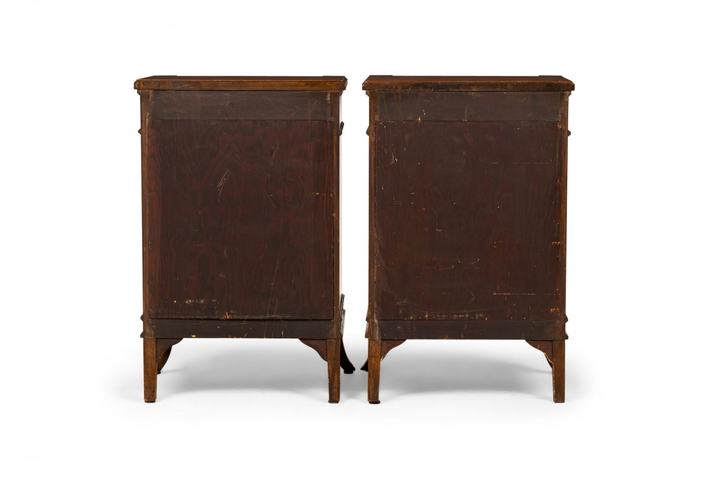 Ein Paar Nachttische / Kommoden im Louis XVI-Stil aus Parkettfurnier (Louis XVI.) im Angebot