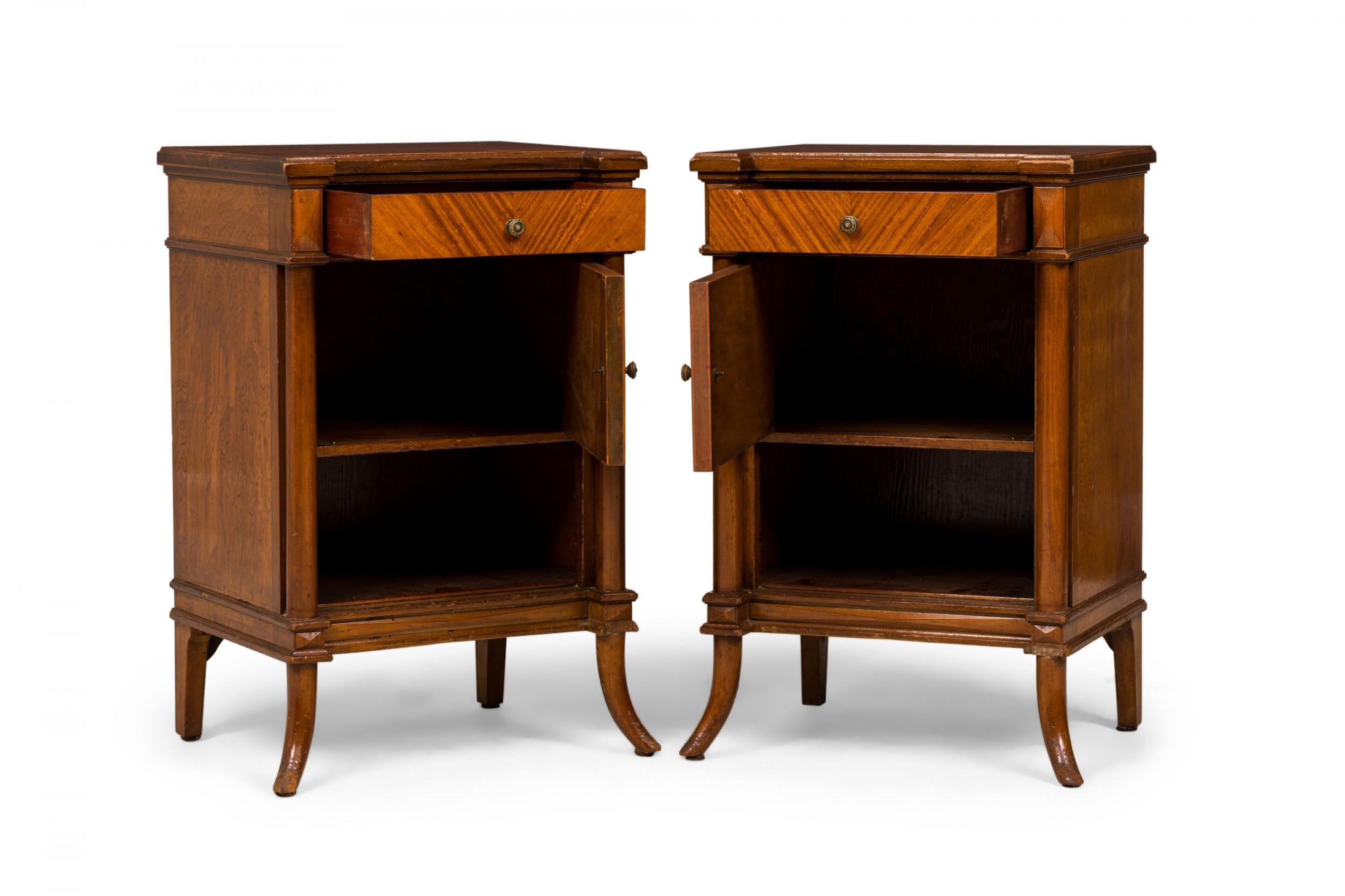Ein Paar Nachttische / Kommoden im Louis XVI-Stil aus Parkettfurnier (Furnier) im Angebot