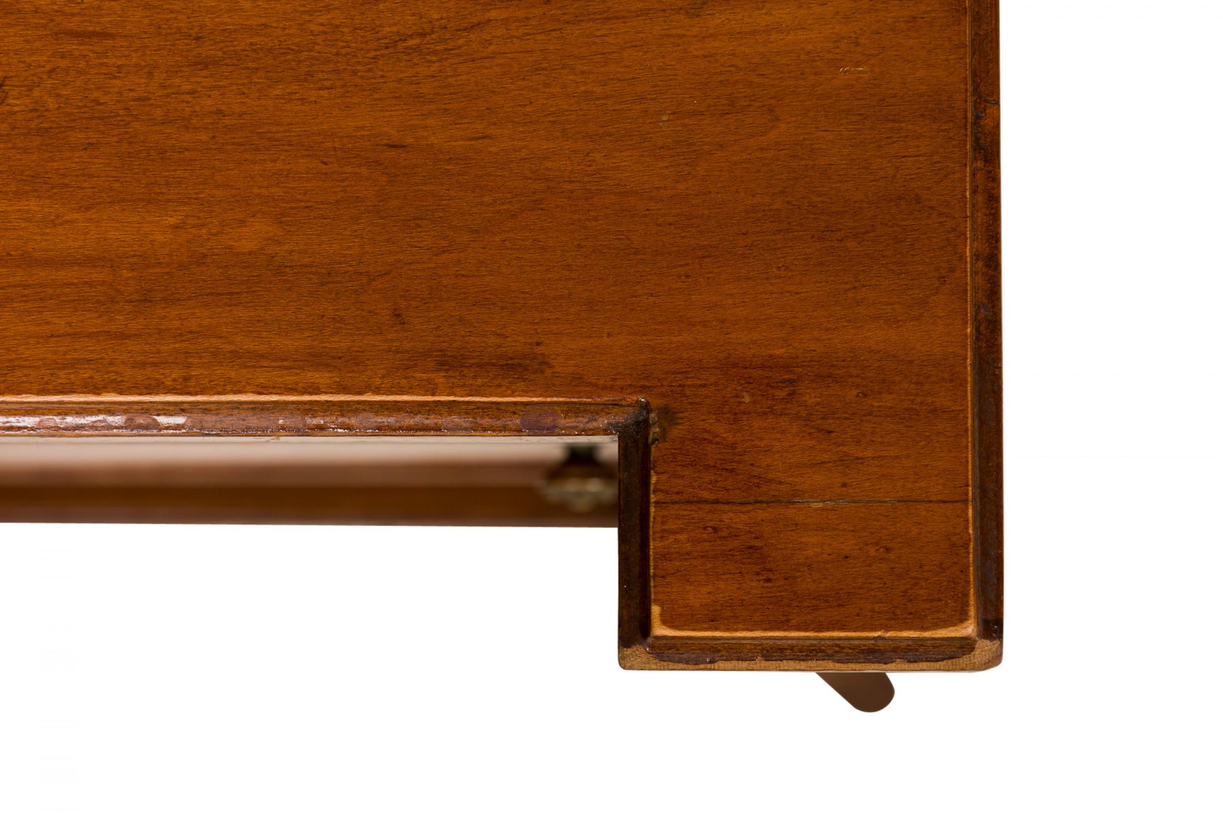 Ein Paar Nachttische / Kommoden im Louis XVI-Stil aus Parkettfurnier (Bronze) im Angebot