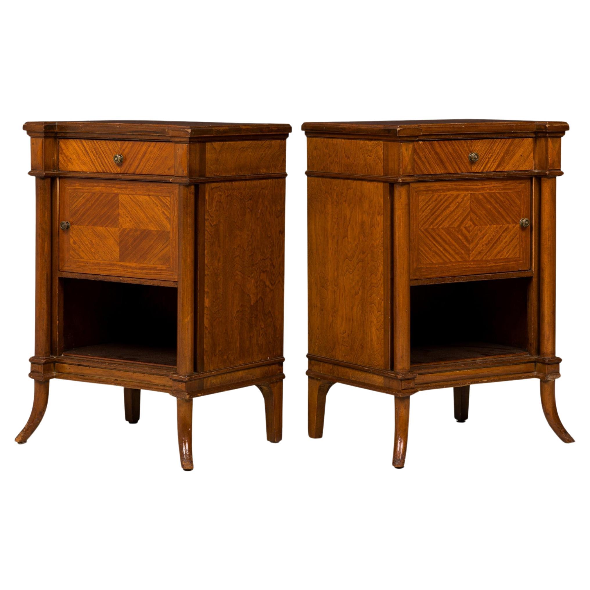 Ein Paar Nachttische / Kommoden im Louis XVI-Stil aus Parkettfurnier im Angebot
