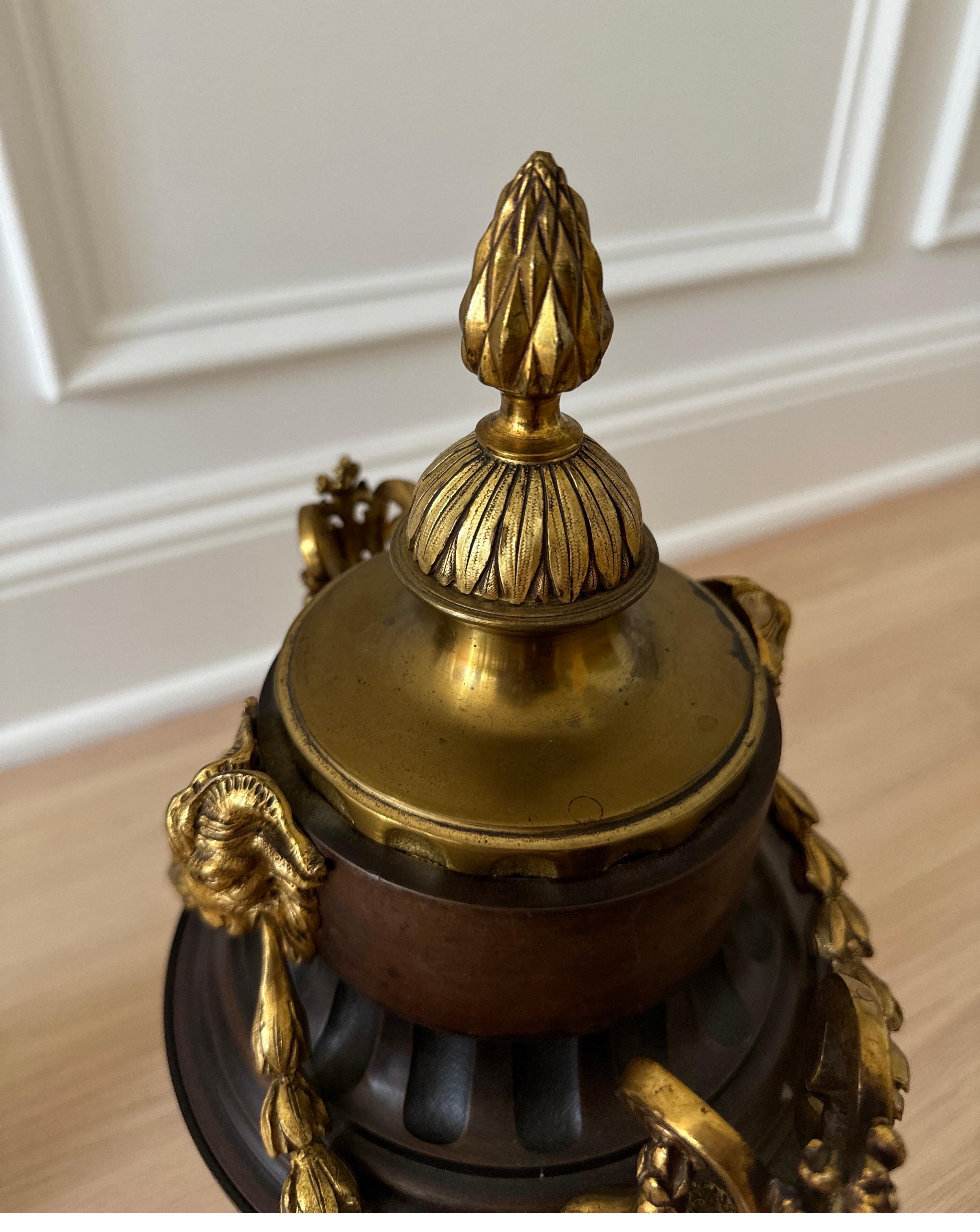 XIX secolo Coppia di vasi in bronzo dorato e patinato in stile Luigi XVI in vendita