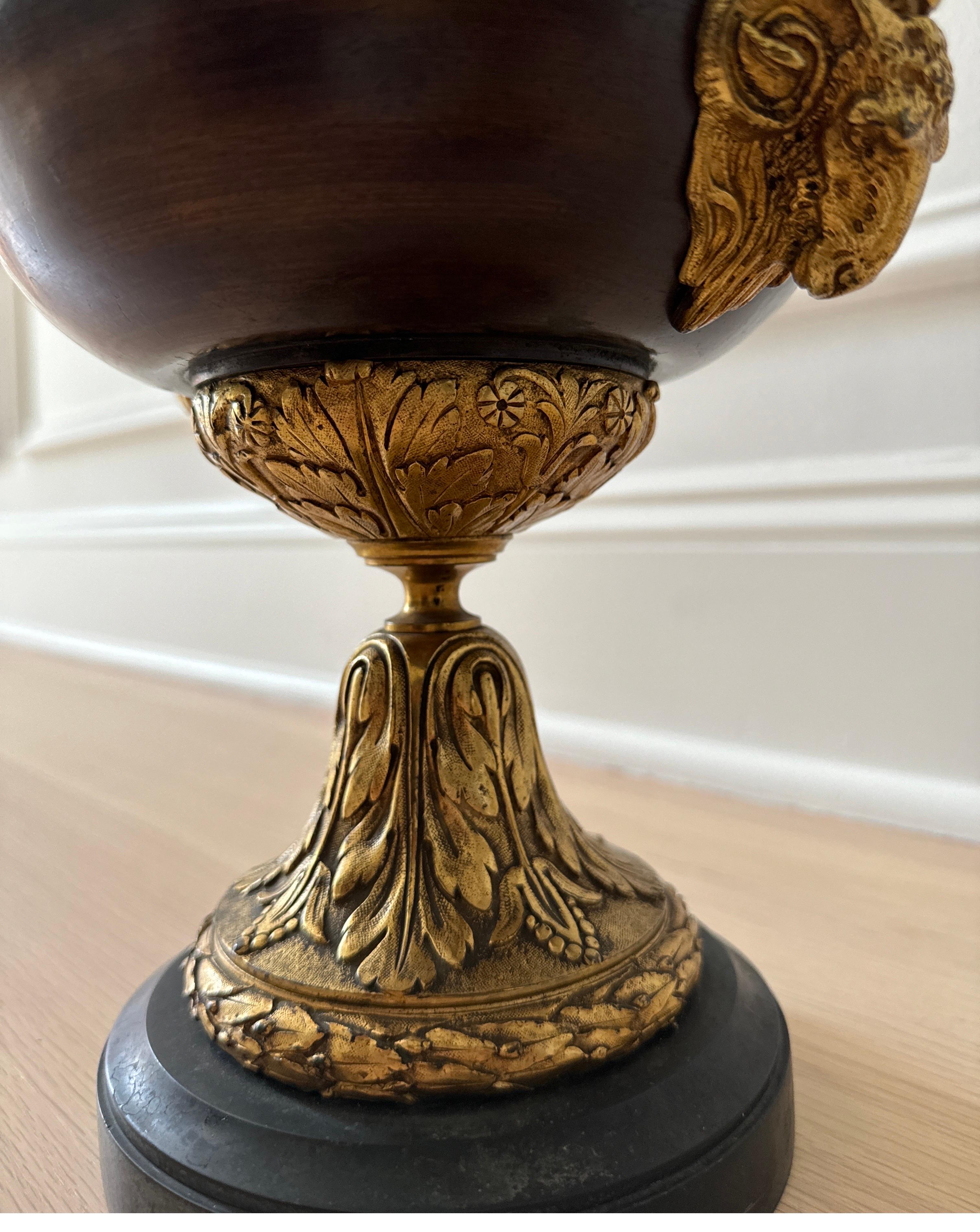 Bronzo Coppia di vasi in bronzo dorato e patinato in stile Luigi XVI in vendita