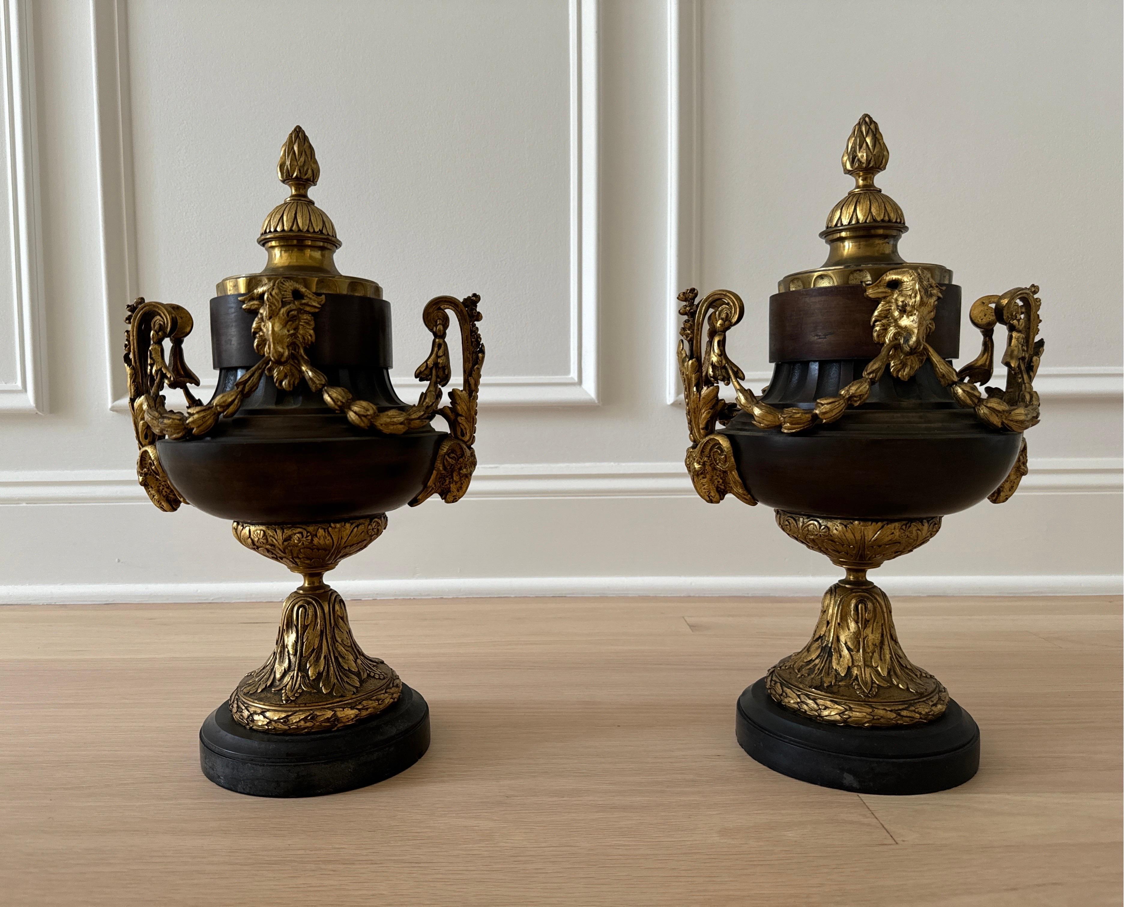 Coppia di vasi in bronzo dorato e patinato in stile Luigi XVI in vendita 1