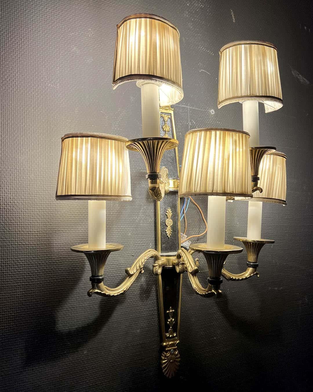 Coppia di lampade da parete in bronzo dorato e patinato in stile Luigi XVI con cinque bracci - in vendita 5