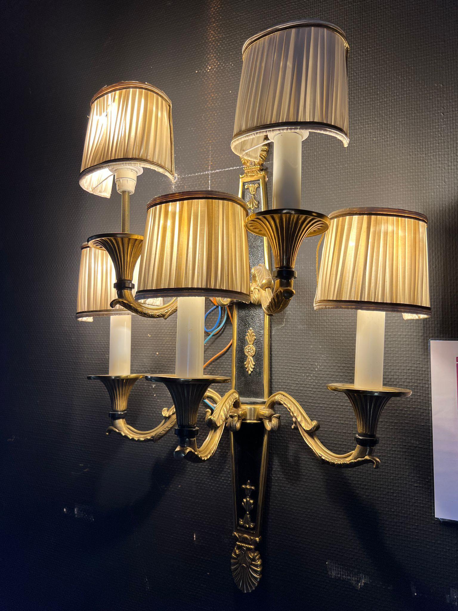Coppia di lampade da parete in bronzo dorato e patinato in stile Luigi XVI con cinque bracci - In condizioni buone in vendita a TOURCOING, FR