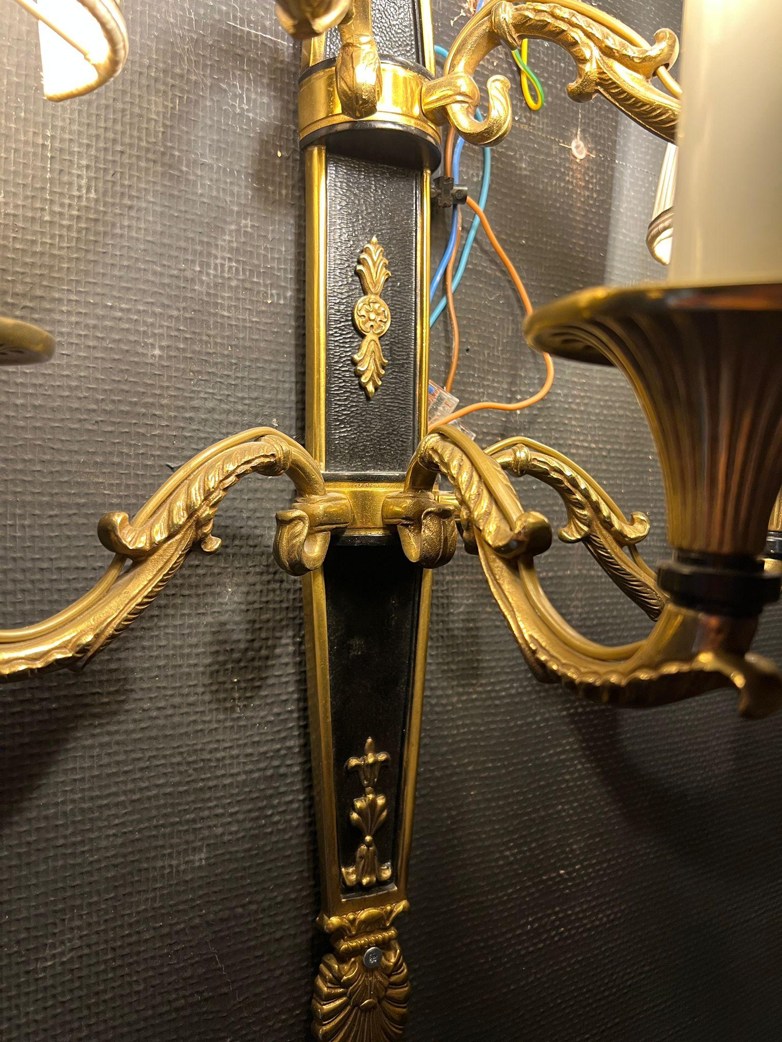 Metà XX secolo Coppia di lampade da parete in bronzo dorato e patinato in stile Luigi XVI con cinque bracci - in vendita