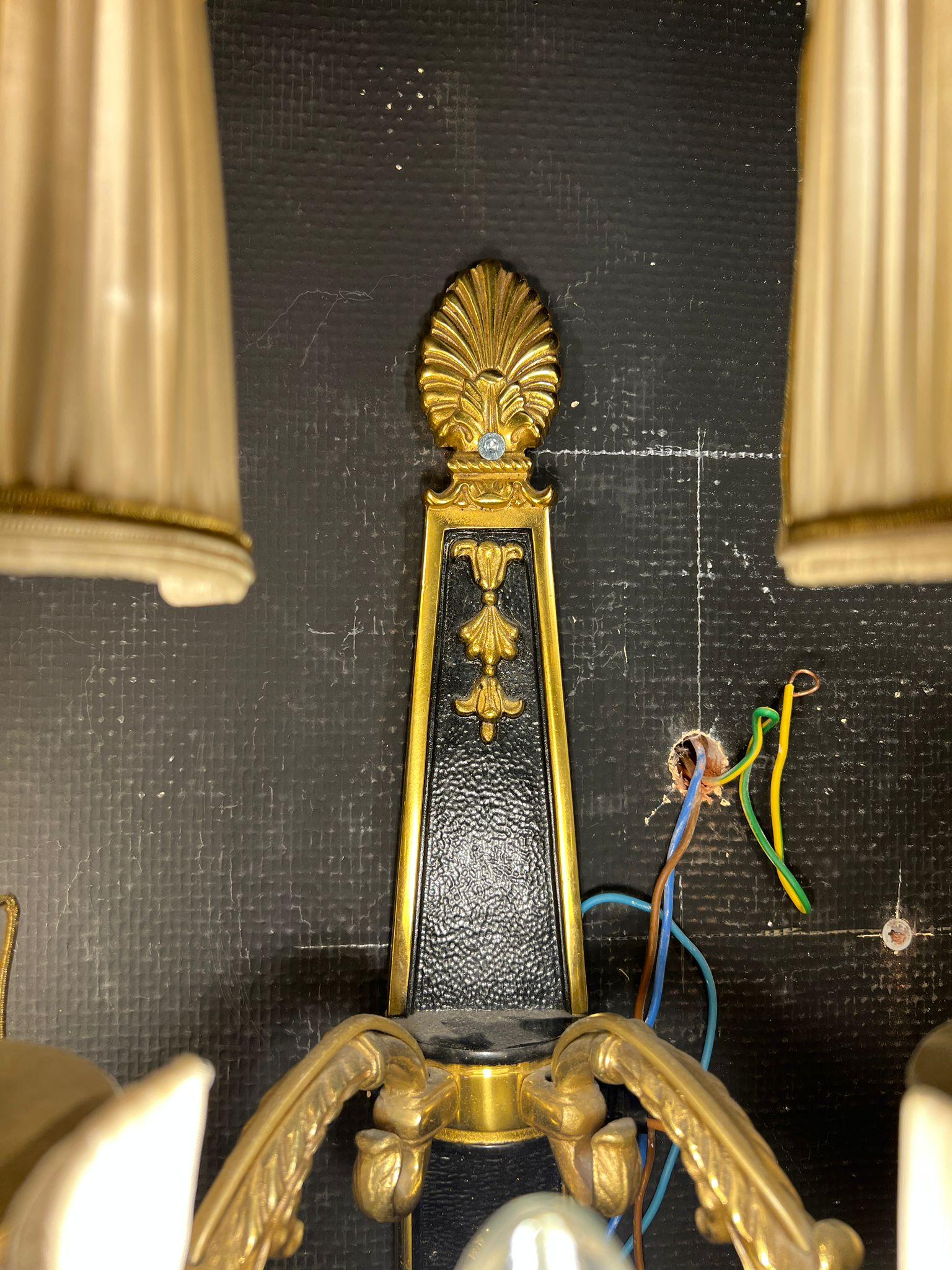 Bronzo Coppia di lampade da parete in bronzo dorato e patinato in stile Luigi XVI con cinque bracci - in vendita